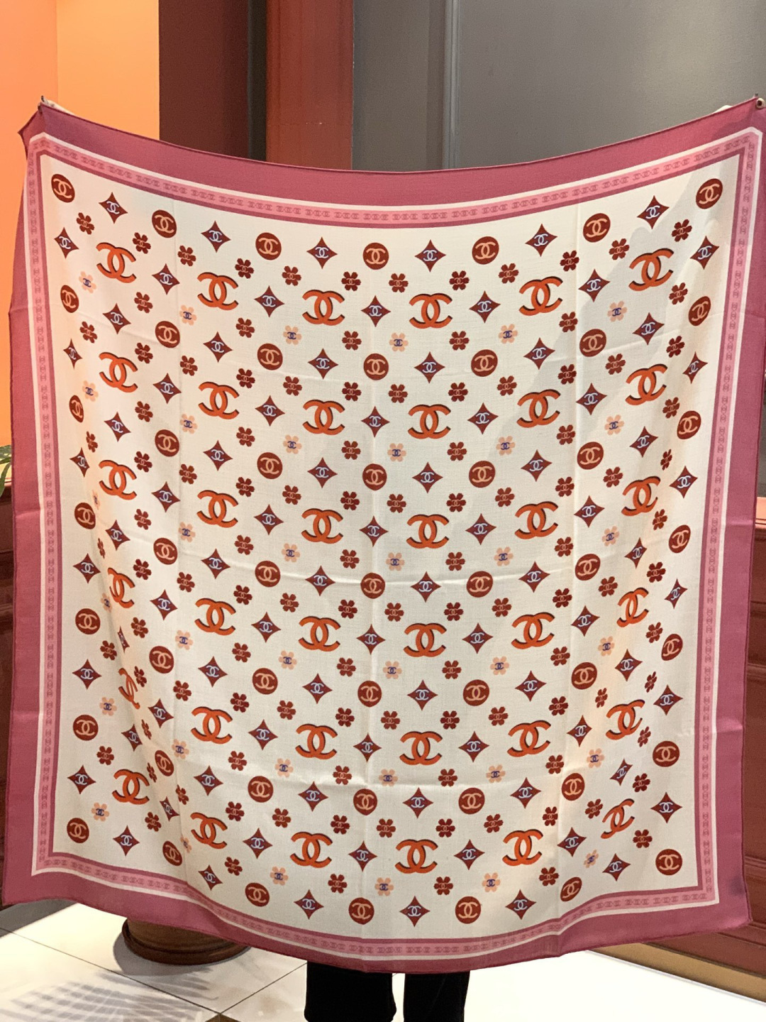香奈儿上新❤️【Chanel】 经典茶花优雅Coco风，Chanel最新丝绒大方巾~气质到骨子里，香奶奶