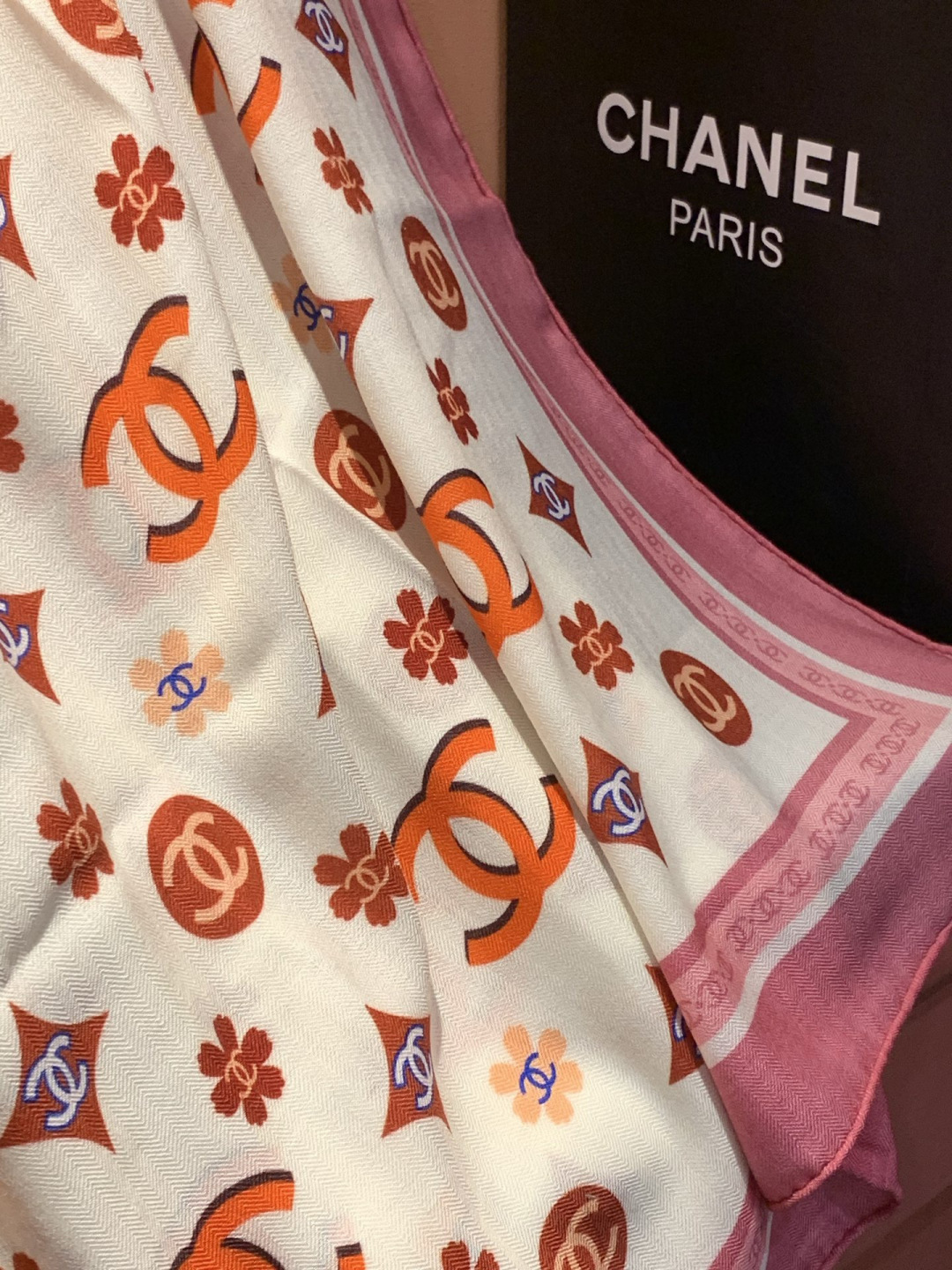 香奈儿上新❤️【Chanel】 经典茶花优雅Coco风，Chanel最新丝绒大方巾~气质到骨子里，香奶奶