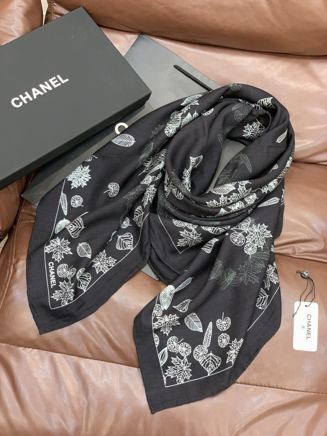 高级成衣系列～Chanel 【140双面同色丝绒披肩】此系列谱写一曲自由轻灵的赞歌本系列作品创新演绎品牌