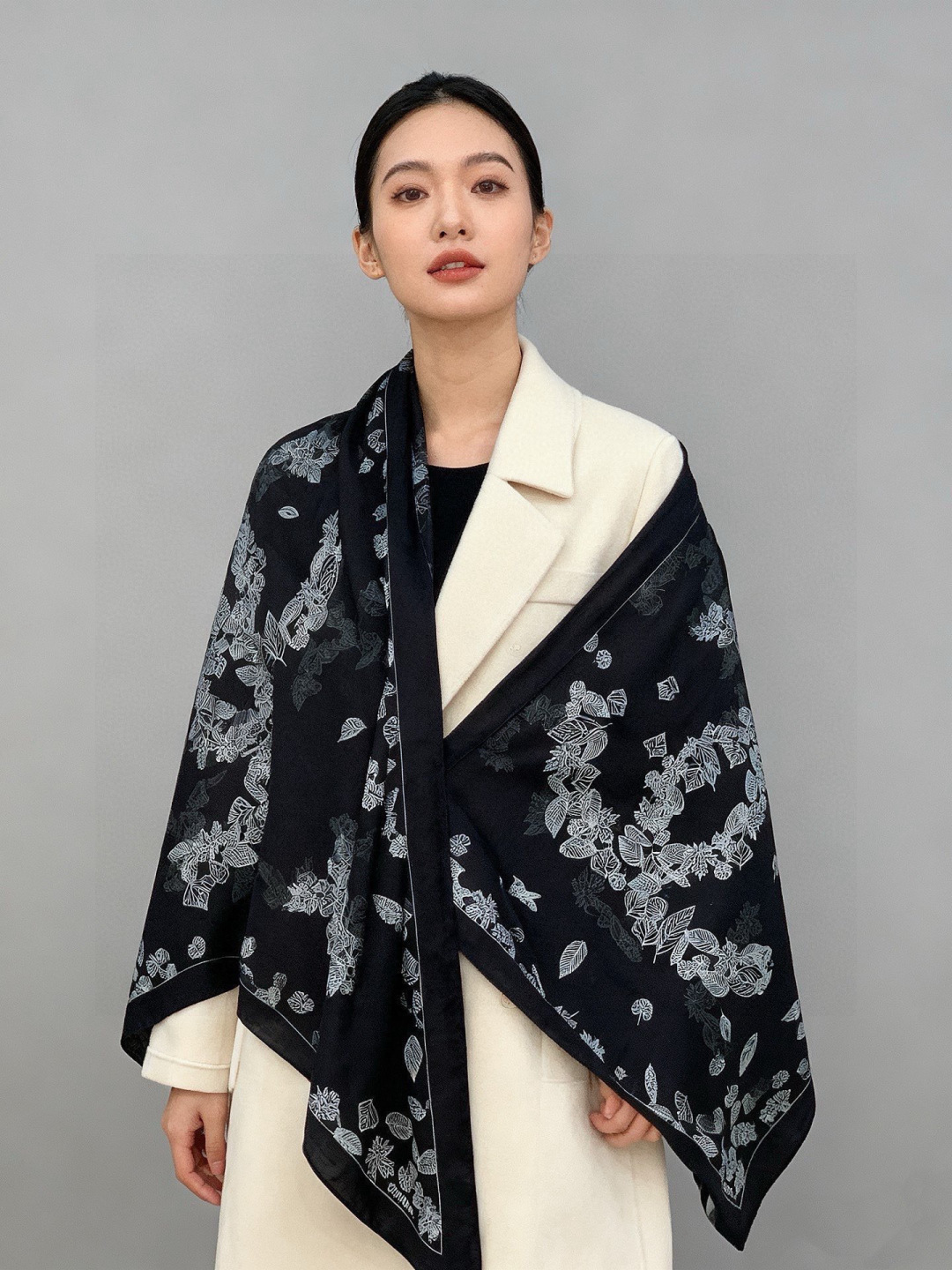 高级成衣系列～Chanel 【140双面同色丝绒披肩】此系列谱写一曲自由轻灵的赞歌本系列作品创新演绎品牌