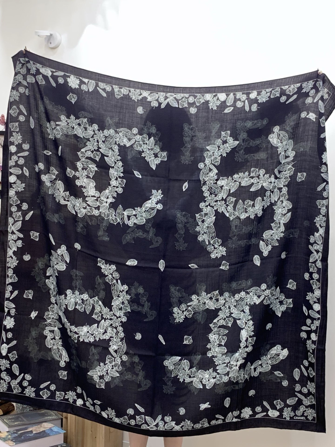 高级成衣系列～Chanel 【140双面同色丝绒披肩】此系列谱写一曲自由轻灵的赞歌本系列作品创新演绎品牌