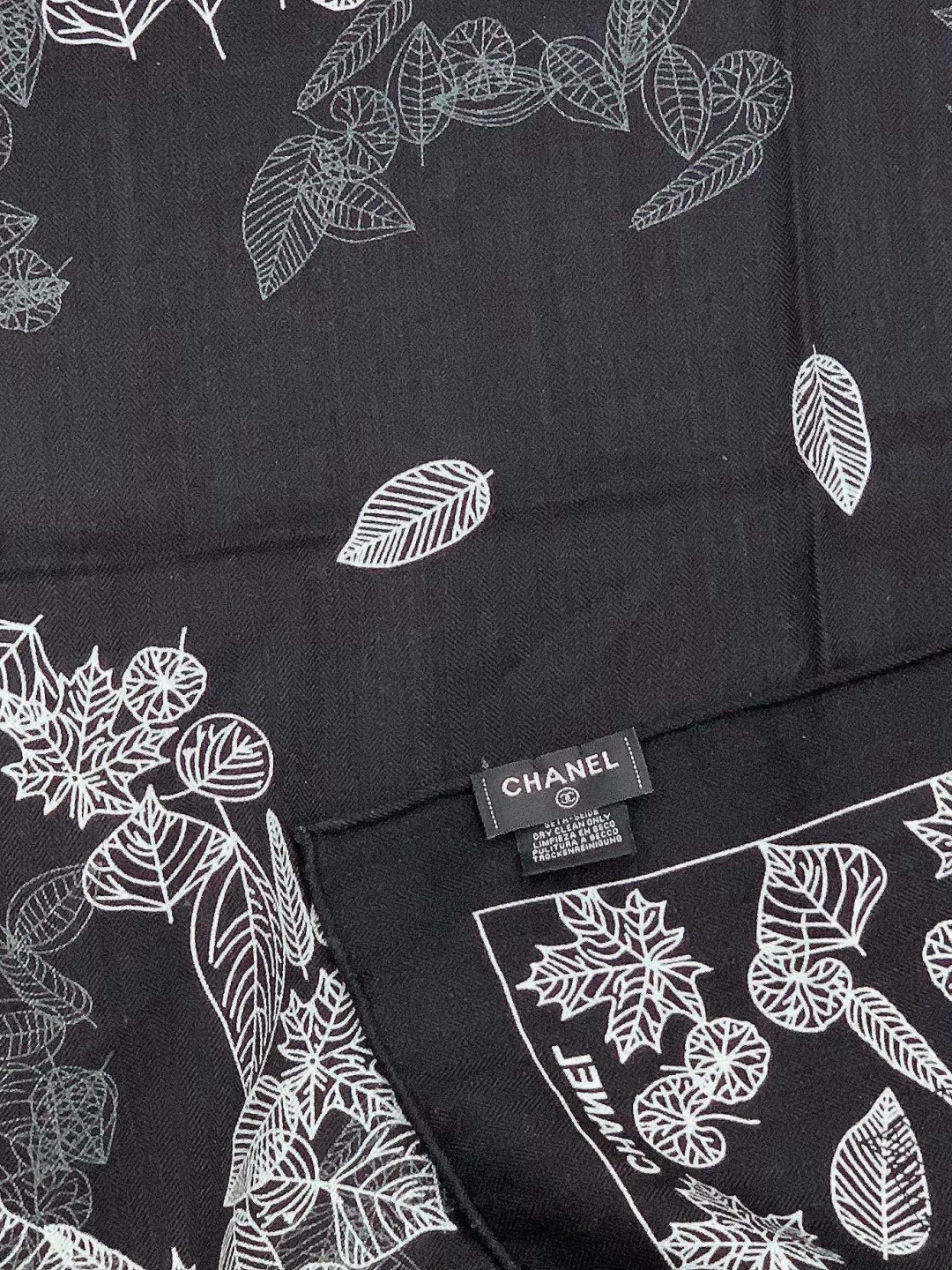 高级成衣系列～Chanel 【140双面同色丝绒披肩】此系列谱写一曲自由轻灵的赞歌本系列作品创新演绎品牌