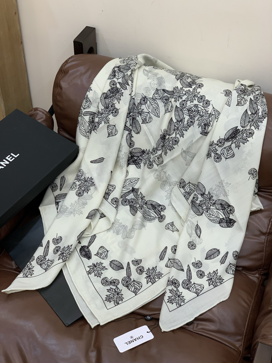 高级成衣系列～Chanel 【140双面同色丝绒披肩】此系列谱写一曲自由轻灵的赞歌本系列作品创新演绎品牌