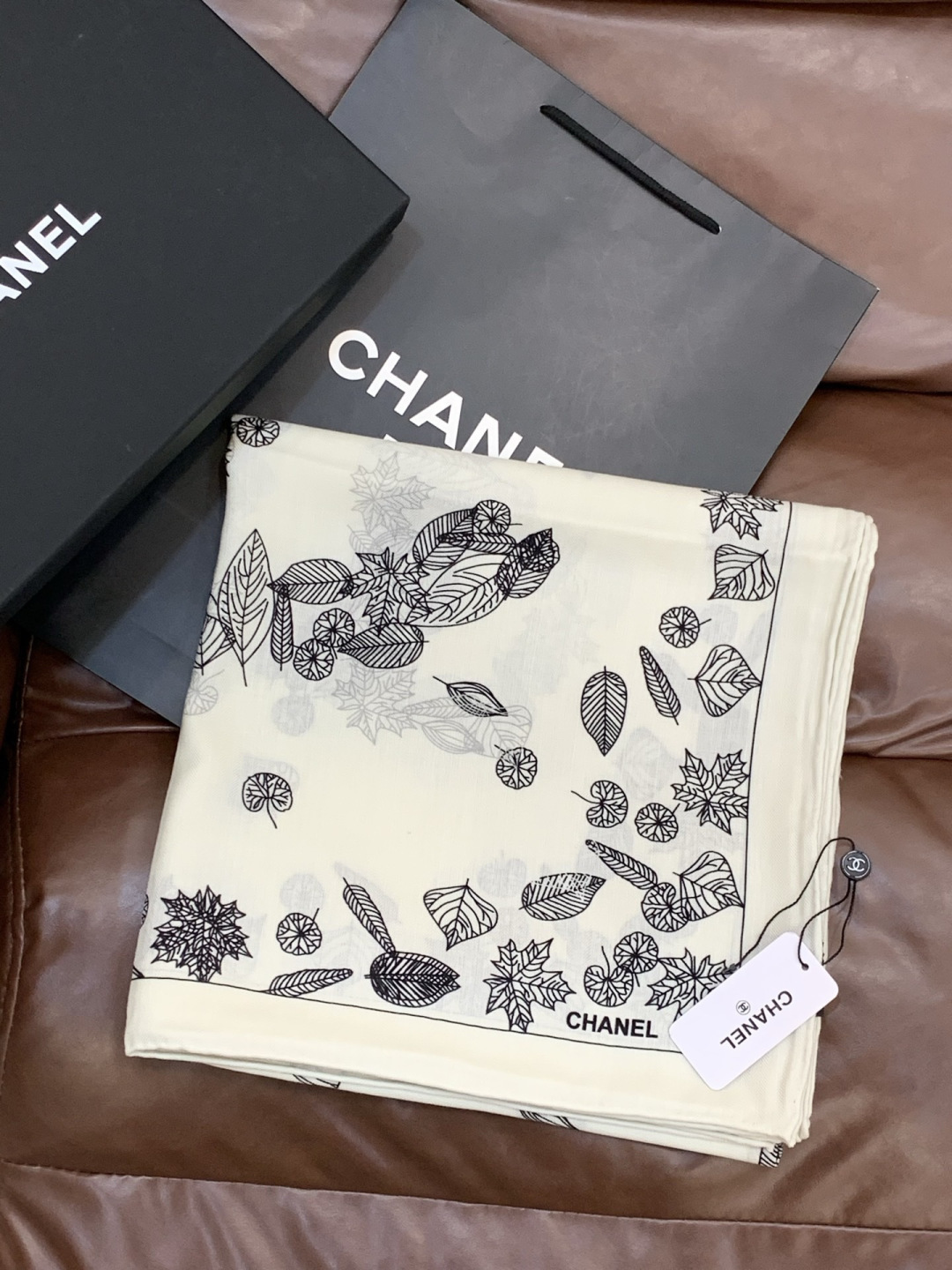 高级成衣系列～Chanel 【140双面同色丝绒披肩】此系列谱写一曲自由轻灵的赞歌本系列作品创新演绎品牌