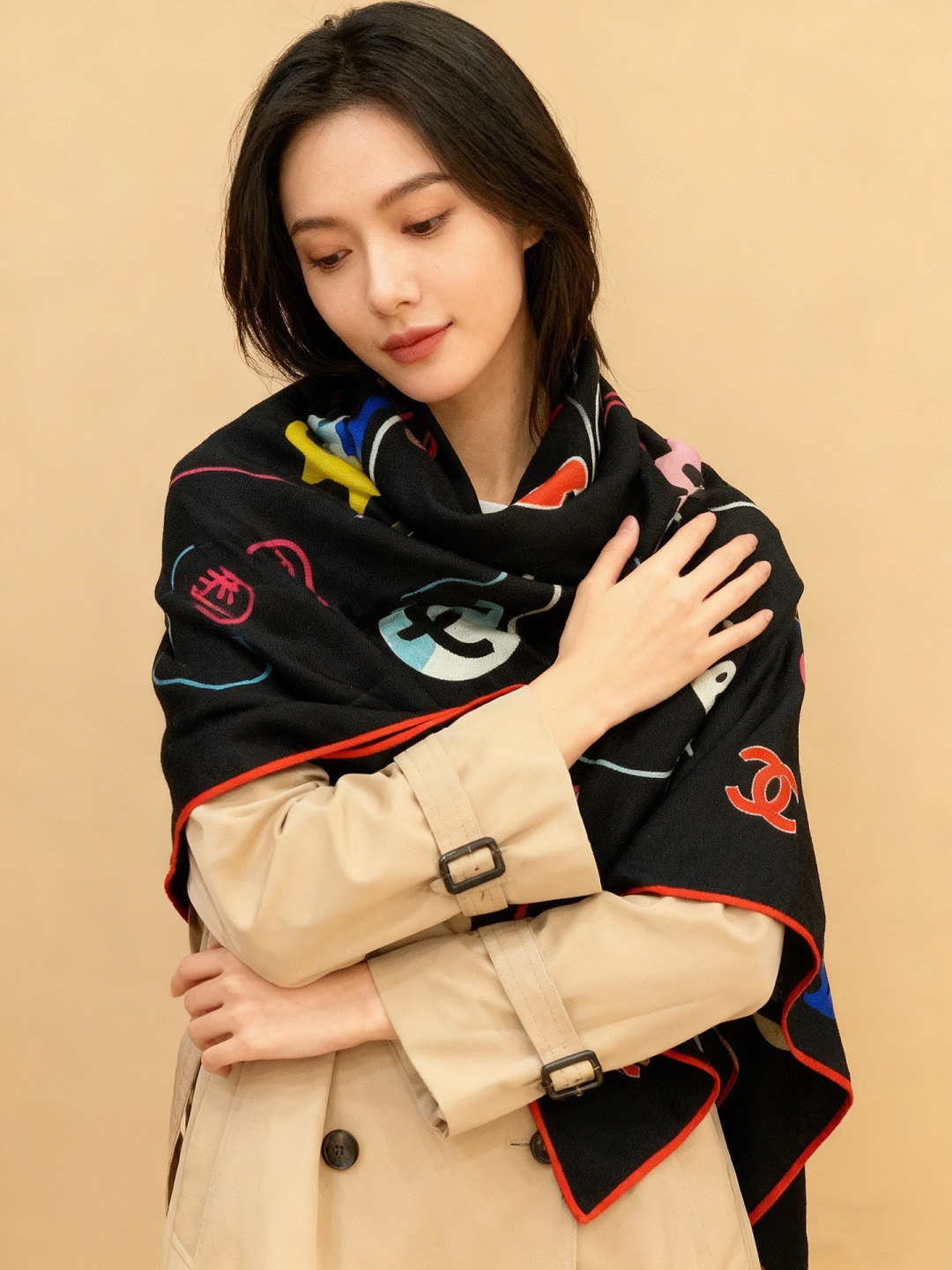 高级成衣系列～Chanel 【140双面同色丝绒披肩】此系列谱写一曲自由轻灵的赞歌本系列作品创新演绎品牌