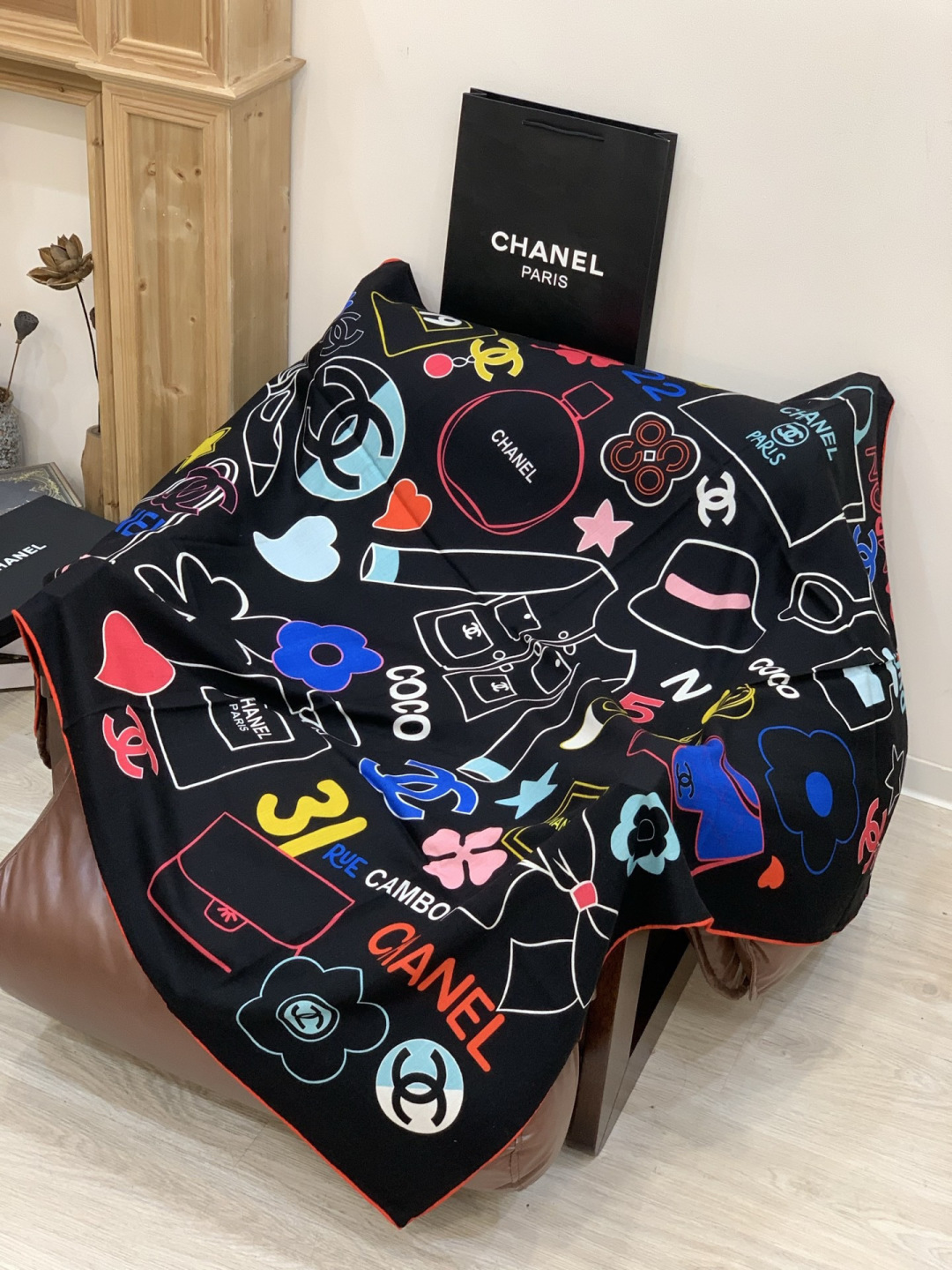 高级成衣系列～Chanel 【140双面同色丝绒披肩】此系列谱写一曲自由轻灵的赞歌本系列作品创新演绎品牌