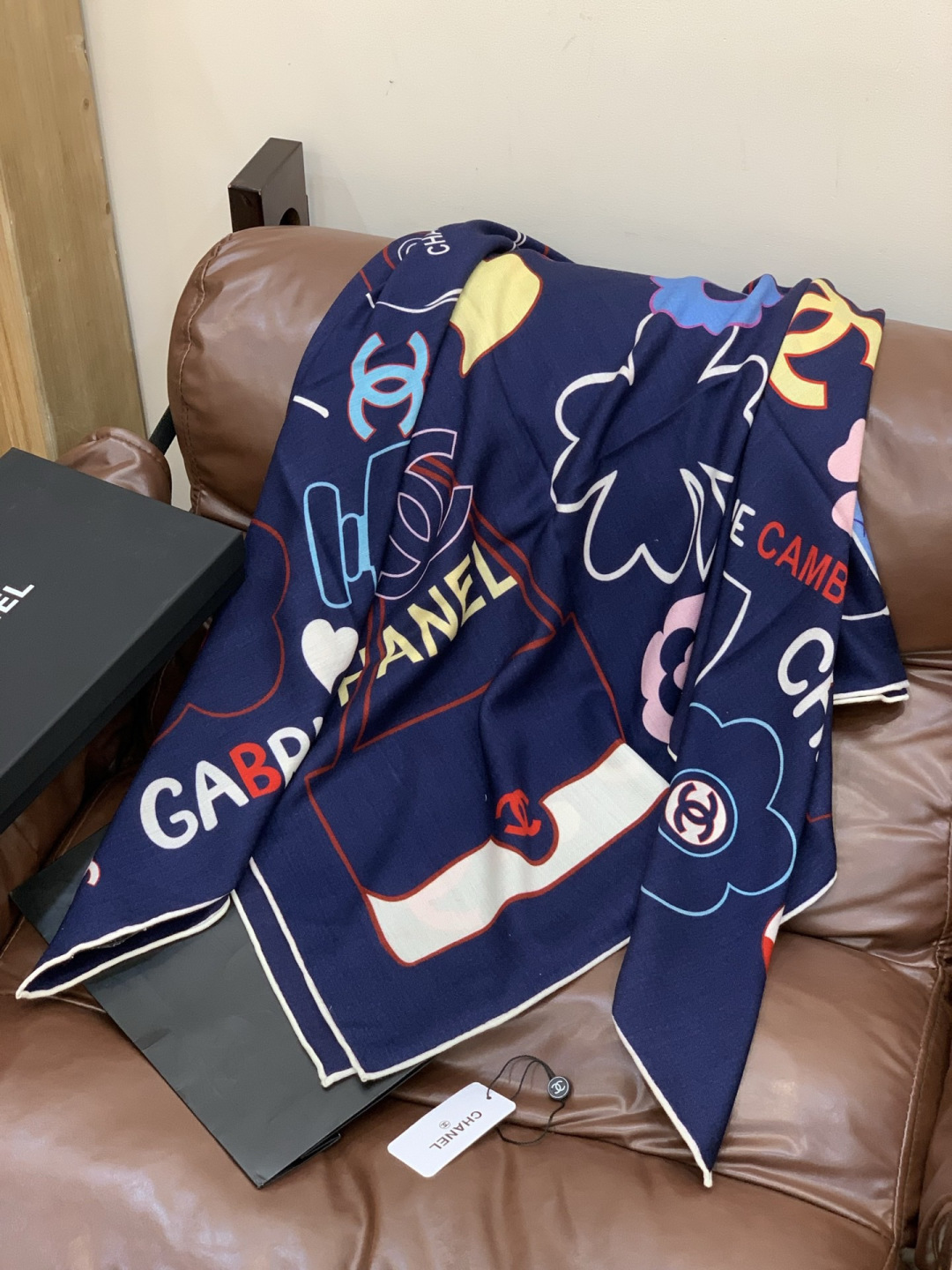 高级成衣系列～Chanel 【140双面同色丝绒披肩】此系列谱写一曲自由轻灵的赞歌本系列作品创新演绎品牌