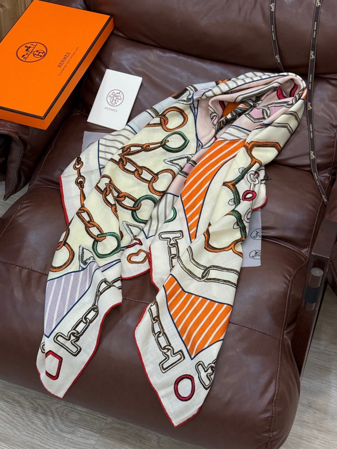 💟上新💞【双面同色丝绒方巾】手工卷边山羊绒和真丝混纺披肩（70%山羊绒，30%桑蚕丝）这款披肩采用经典山