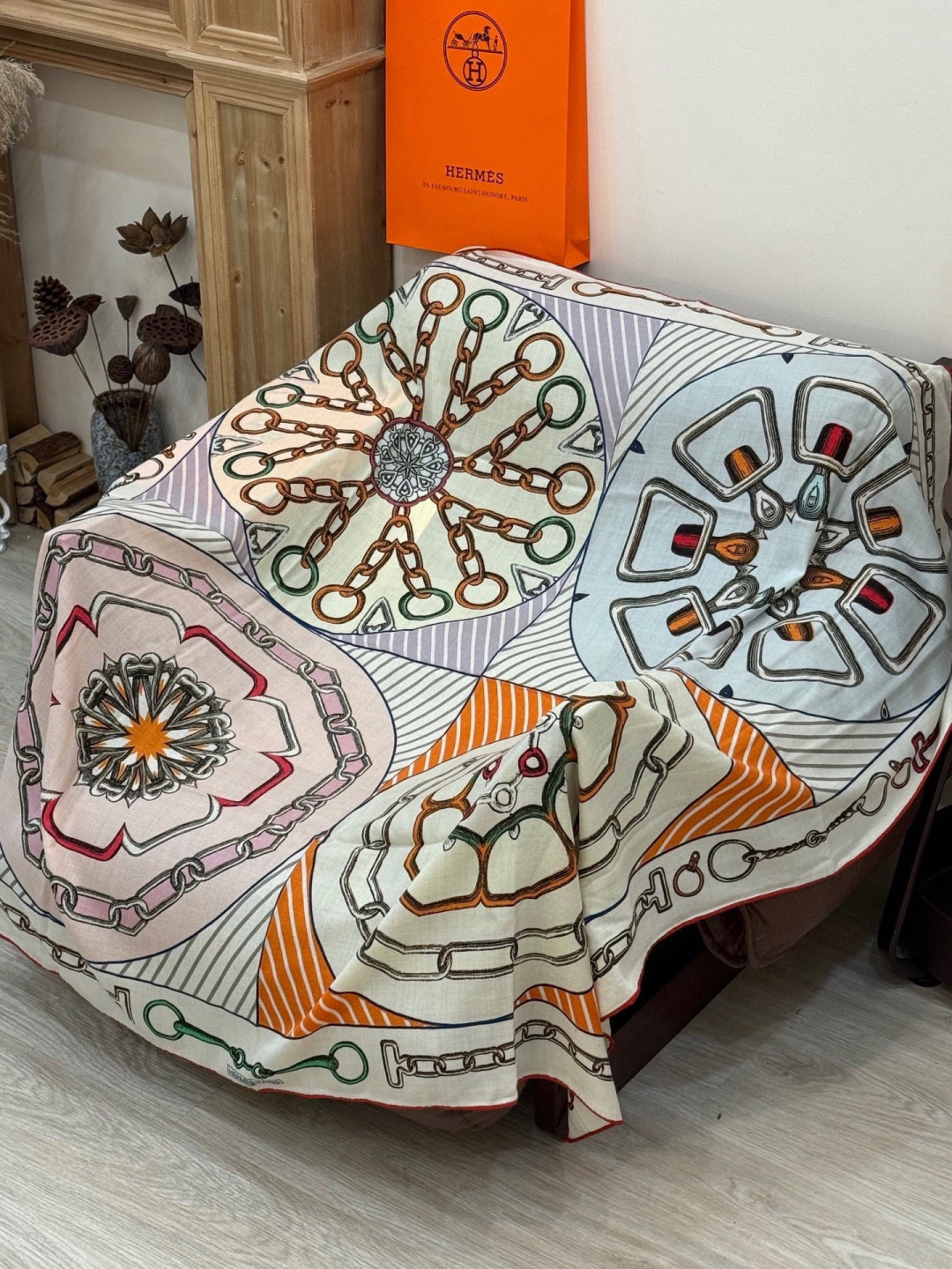 💟上新💞【双面同色丝绒方巾】手工卷边山羊绒和真丝混纺披肩（70%山羊绒，30%桑蚕丝）这款披肩采用经典山