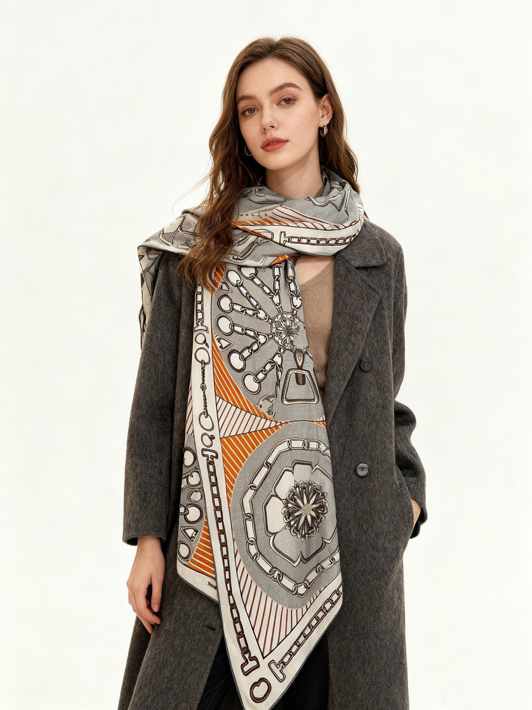 💟上新💞【双面同色丝绒方巾】手工卷边山羊绒和真丝混纺披肩（70%山羊绒，30%桑蚕丝）这款披肩采用经典山