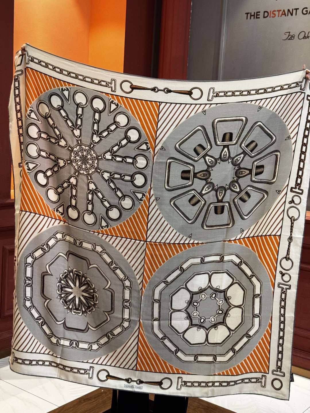 💟上新💞【双面同色丝绒方巾】手工卷边山羊绒和真丝混纺披肩（70%山羊绒，30%桑蚕丝）这款披肩采用经典山