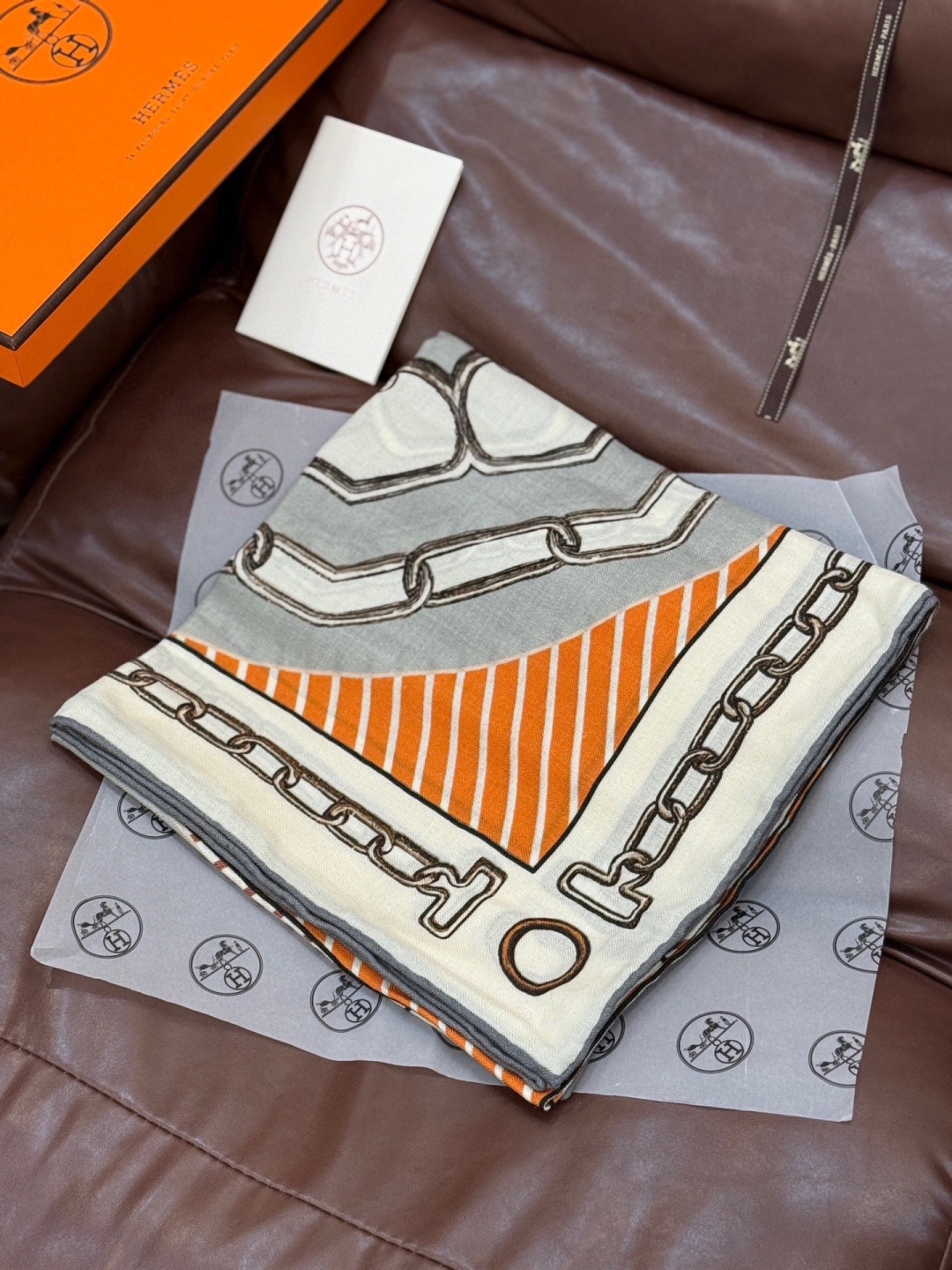 💟上新💞【双面同色丝绒方巾】手工卷边山羊绒和真丝混纺披肩（70%山羊绒，30%桑蚕丝）这款披肩采用经典山