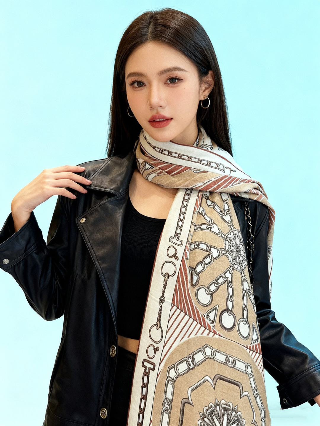 💟上新💞【双面同色丝绒方巾】手工卷边山羊绒和真丝混纺披肩（70%山羊绒，30%桑蚕丝）这款披肩采用经典山