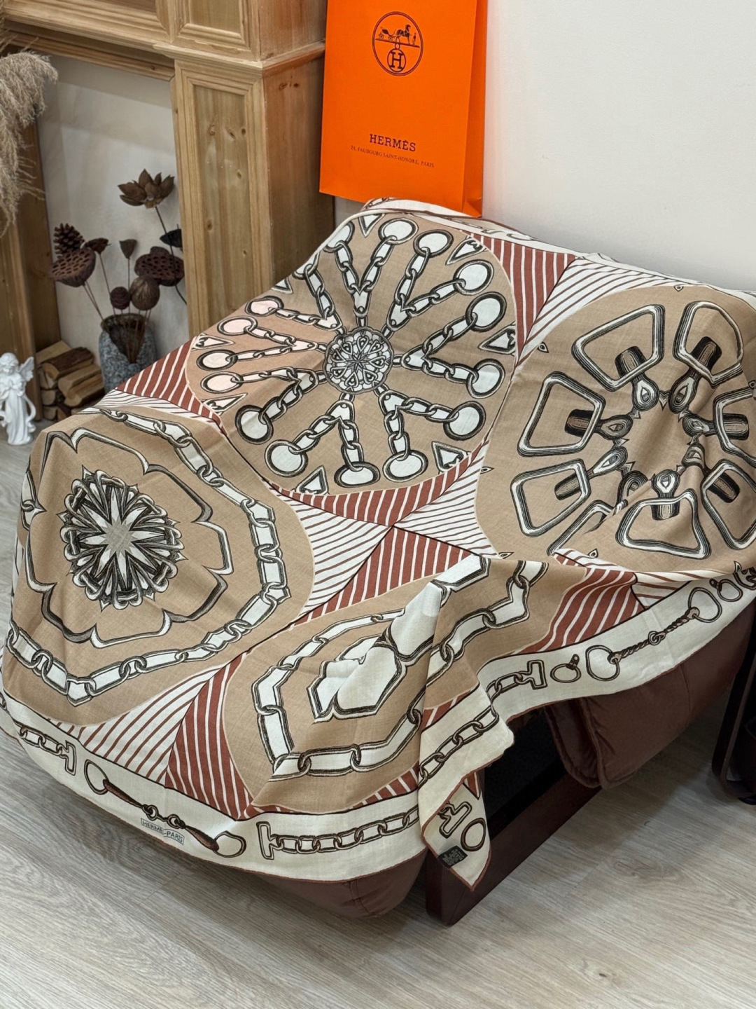 💟上新💞【双面同色丝绒方巾】手工卷边山羊绒和真丝混纺披肩（70%山羊绒，30%桑蚕丝）这款披肩采用经典山