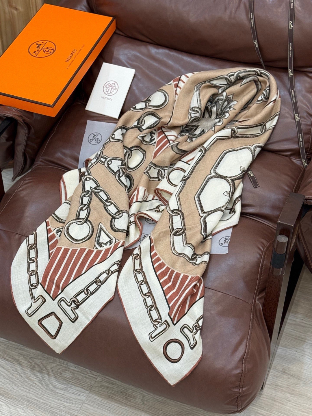 💟上新💞【双面同色丝绒方巾】手工卷边山羊绒和真丝混纺披肩（70%山羊绒，30%桑蚕丝）这款披肩采用经典山