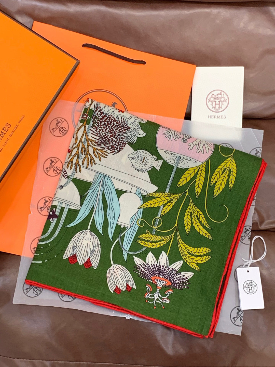 羊绒新款🆕👏买了都说好看‼️推荐💕爱马仕双面同色羊绒方巾，【奇珍乐园双面同色140】顶级工艺超值‼️爱马