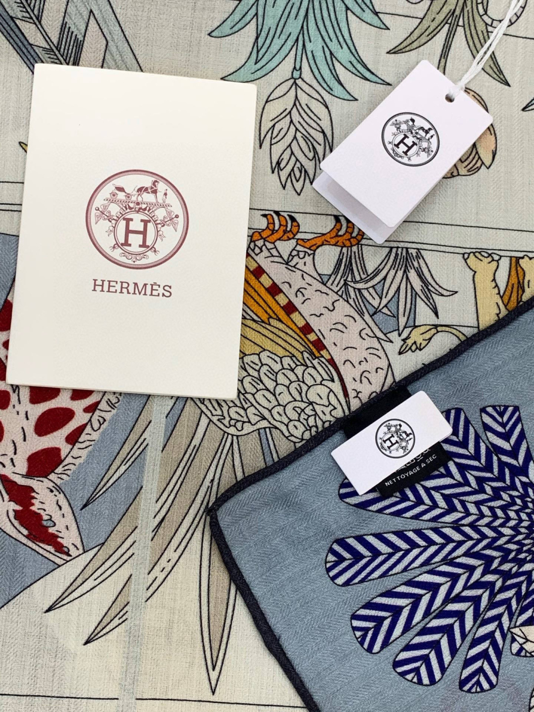 羊绒新款🆕👏买了都说好看‼️推荐💕爱马仕双面同色羊绒方巾，【奇珍乐园双面同色140】顶级工艺超值‼️爱马