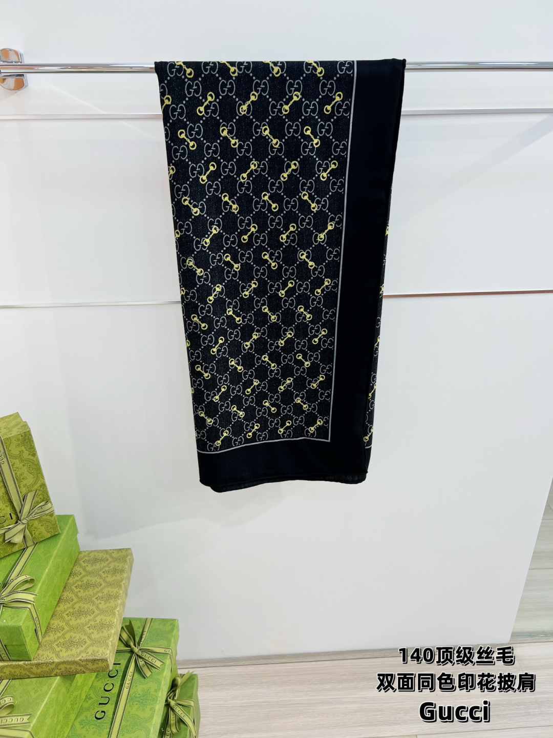 Gucci ~140双面同色披肩手工卷边山羊绒和真丝混纺披肩（70%山羊毛、30%桑蚕丝）。这款迷人的1