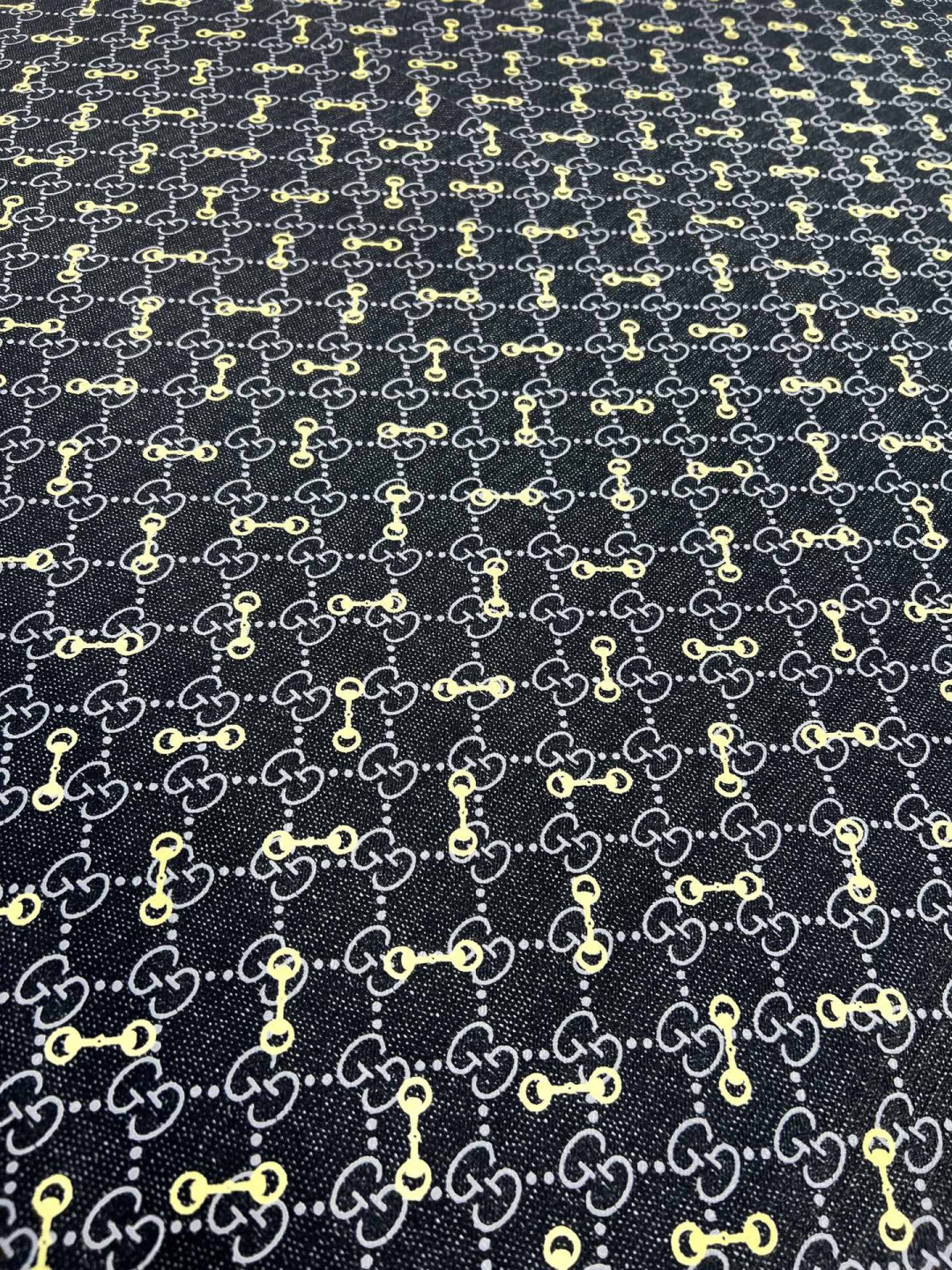 Gucci ~140双面同色披肩手工卷边山羊绒和真丝混纺披肩（70%山羊毛、30%桑蚕丝）。这款迷人的1