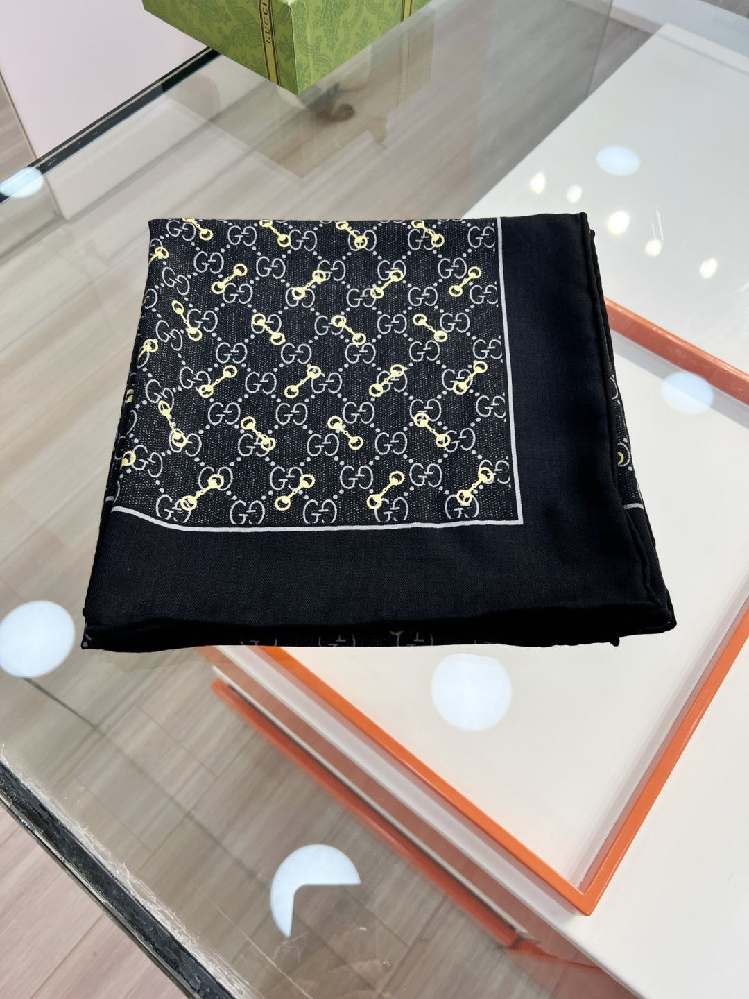 Gucci ~140双面同色披肩手工卷边山羊绒和真丝混纺披肩（70%山羊毛、30%桑蚕丝）。这款迷人的1