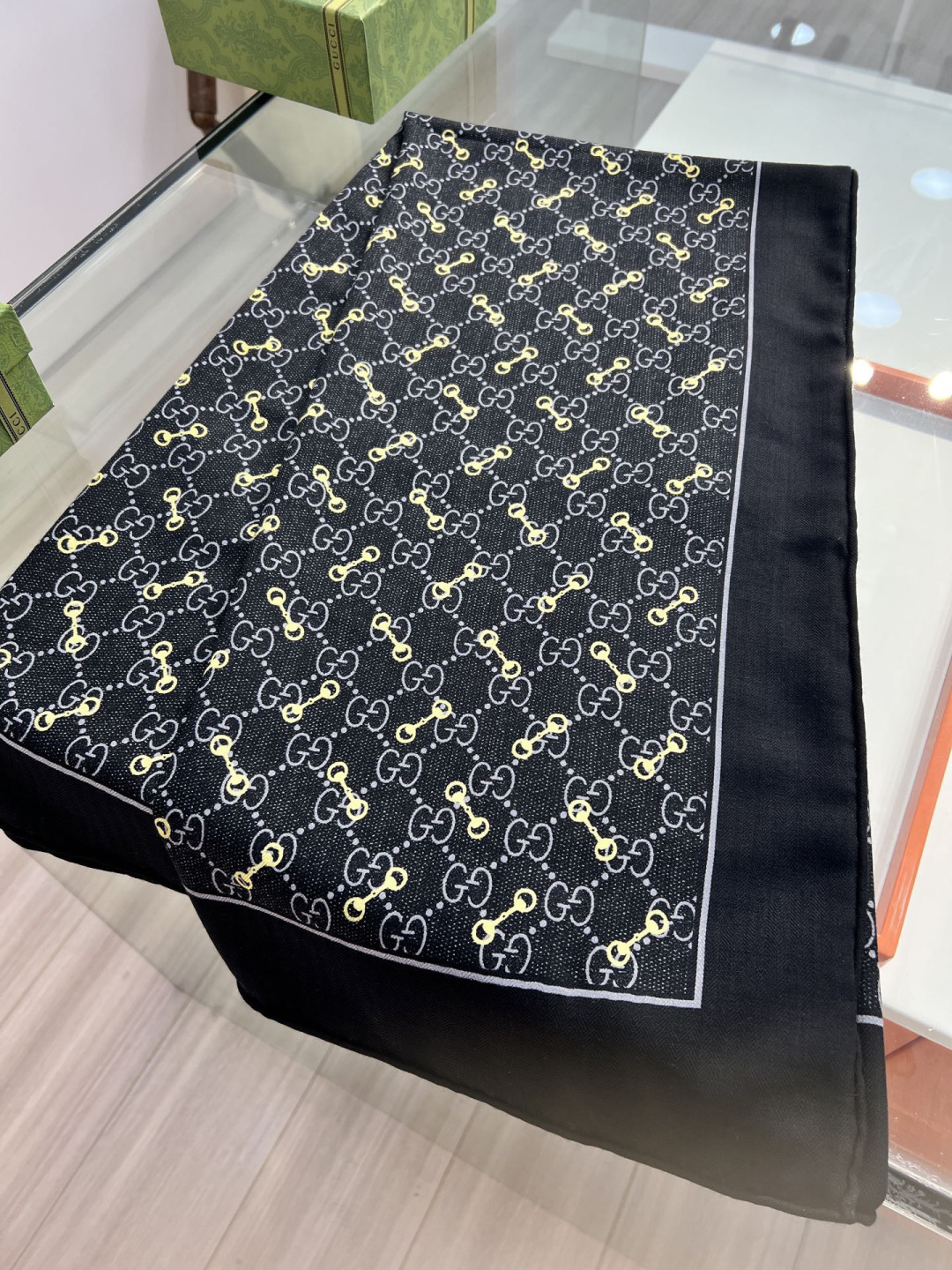 Gucci ~140双面同色披肩手工卷边山羊绒和真丝混纺披肩（70%山羊毛、30%桑蚕丝）。这款迷人的1