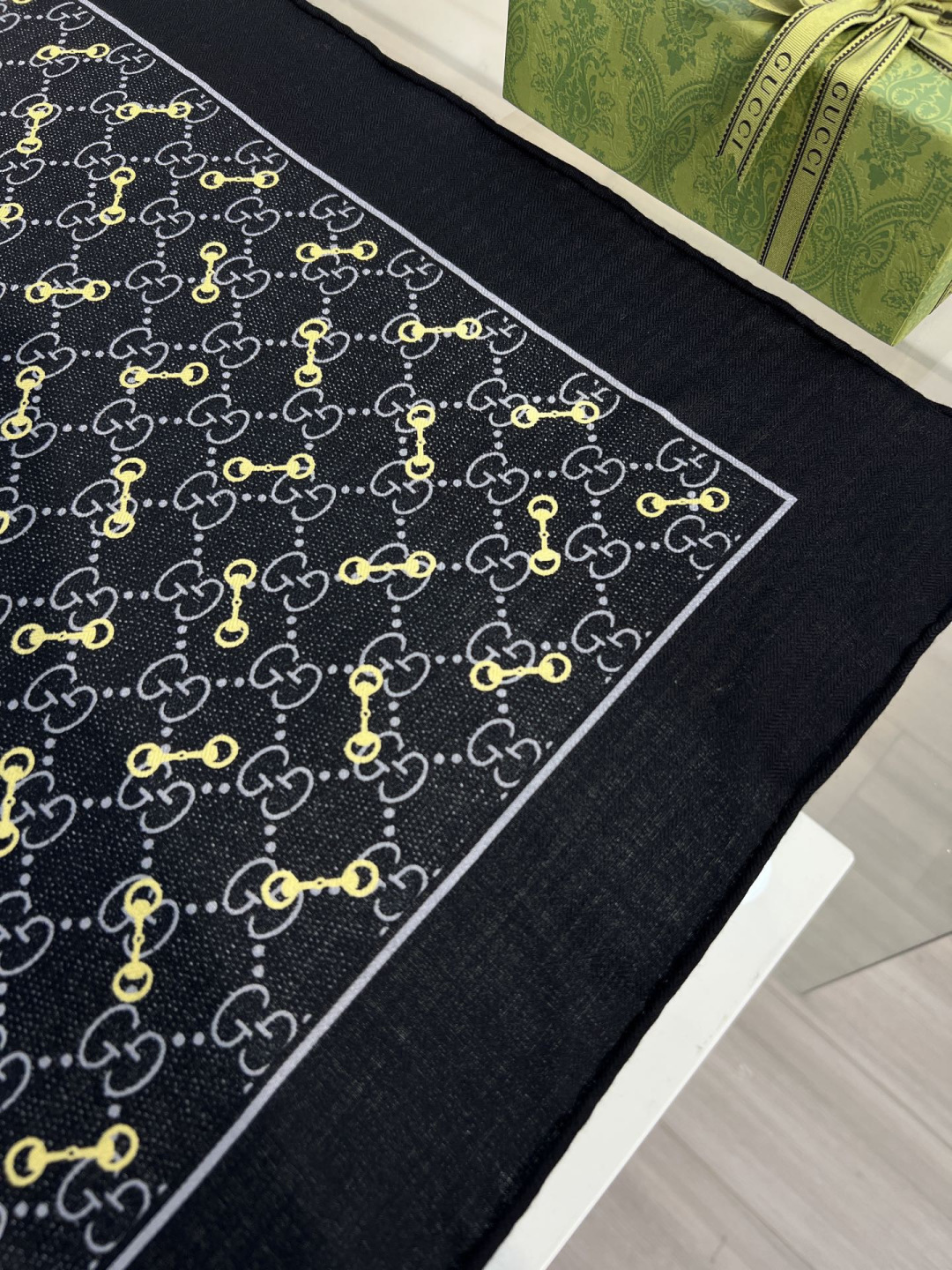 Gucci ~140双面同色披肩手工卷边山羊绒和真丝混纺披肩（70%山羊毛、30%桑蚕丝）。这款迷人的1