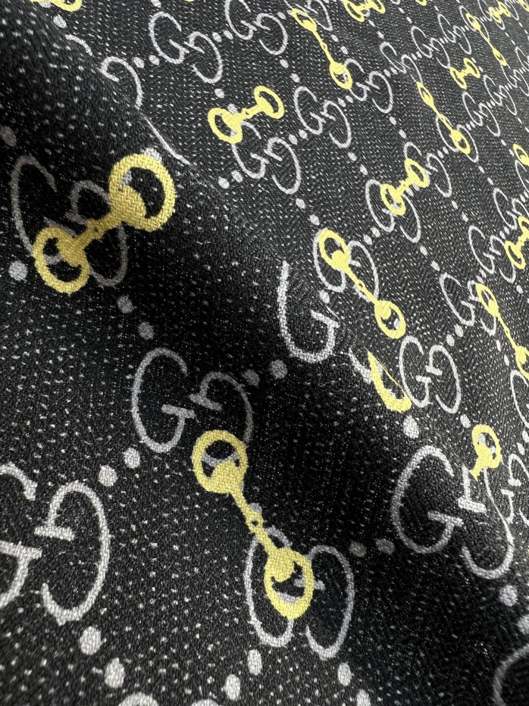 Gucci ~140双面同色披肩手工卷边山羊绒和真丝混纺披肩（70%山羊毛、30%桑蚕丝）。这款迷人的1