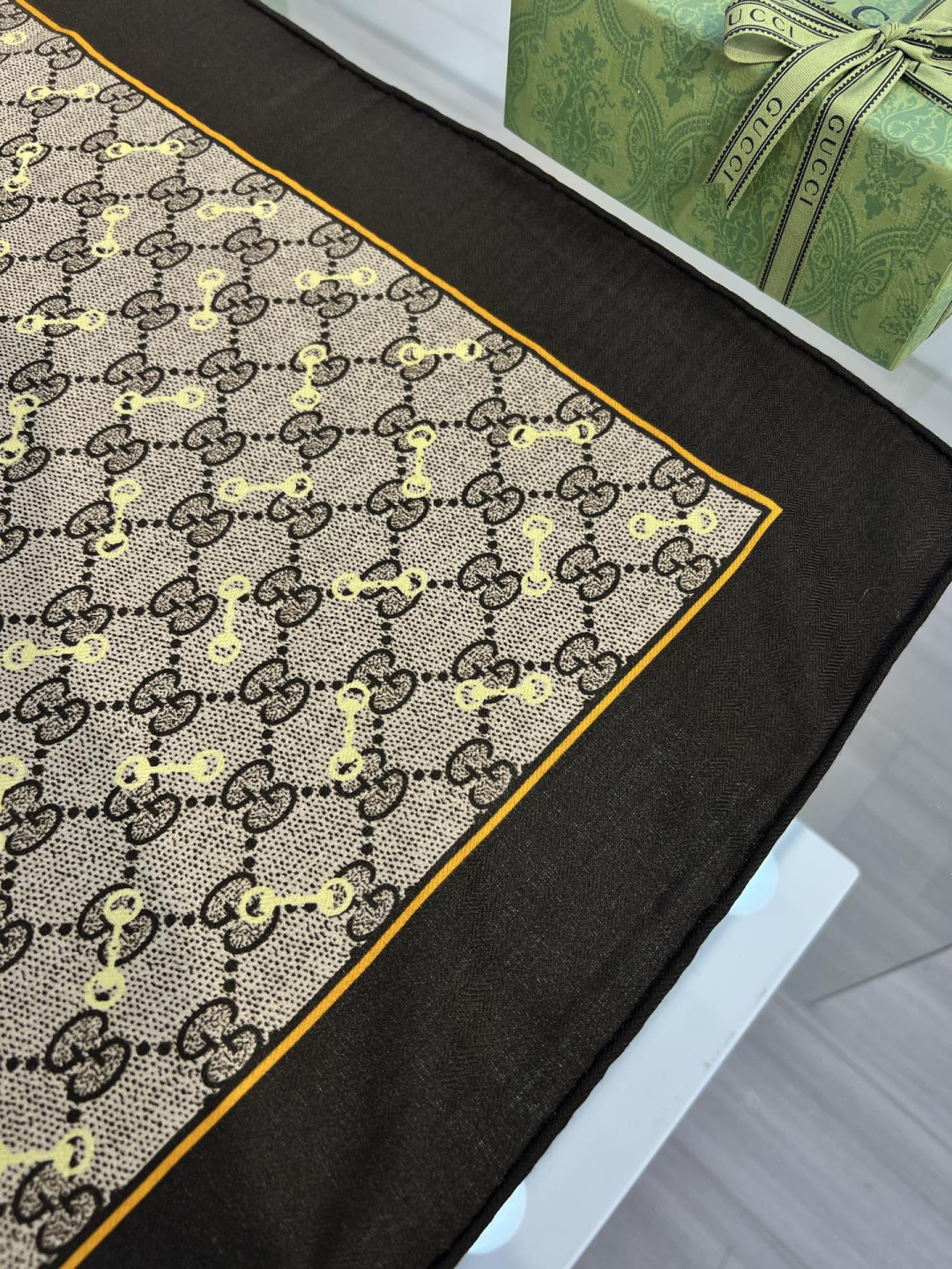 Gucci ~140双面同色披肩手工卷边山羊绒和真丝混纺披肩（70%山羊毛、30%桑蚕丝）。这款迷人的1