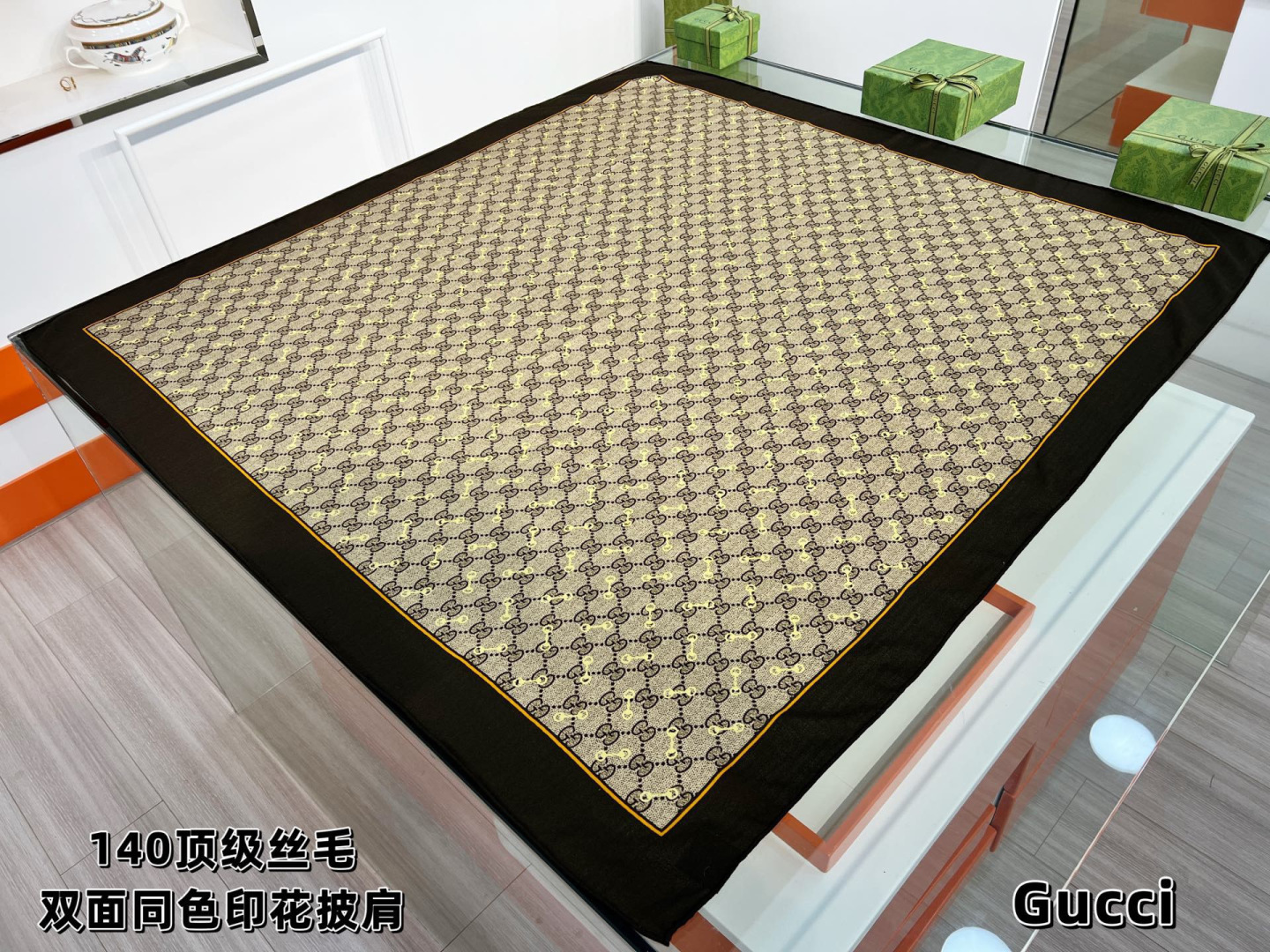 Gucci ~140双面同色披肩手工卷边山羊绒和真丝混纺披肩（70%山羊毛、30%桑蚕丝）。这款迷人的1