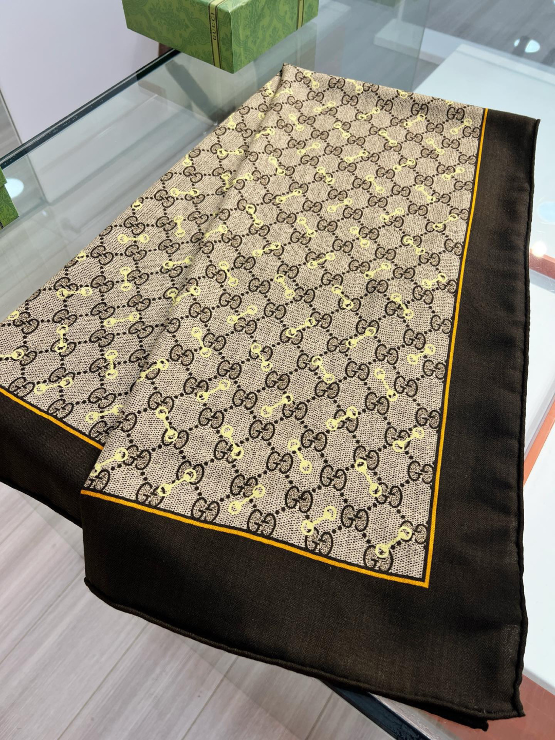 Gucci ~140双面同色披肩手工卷边山羊绒和真丝混纺披肩（70%山羊毛、30%桑蚕丝）。这款迷人的1