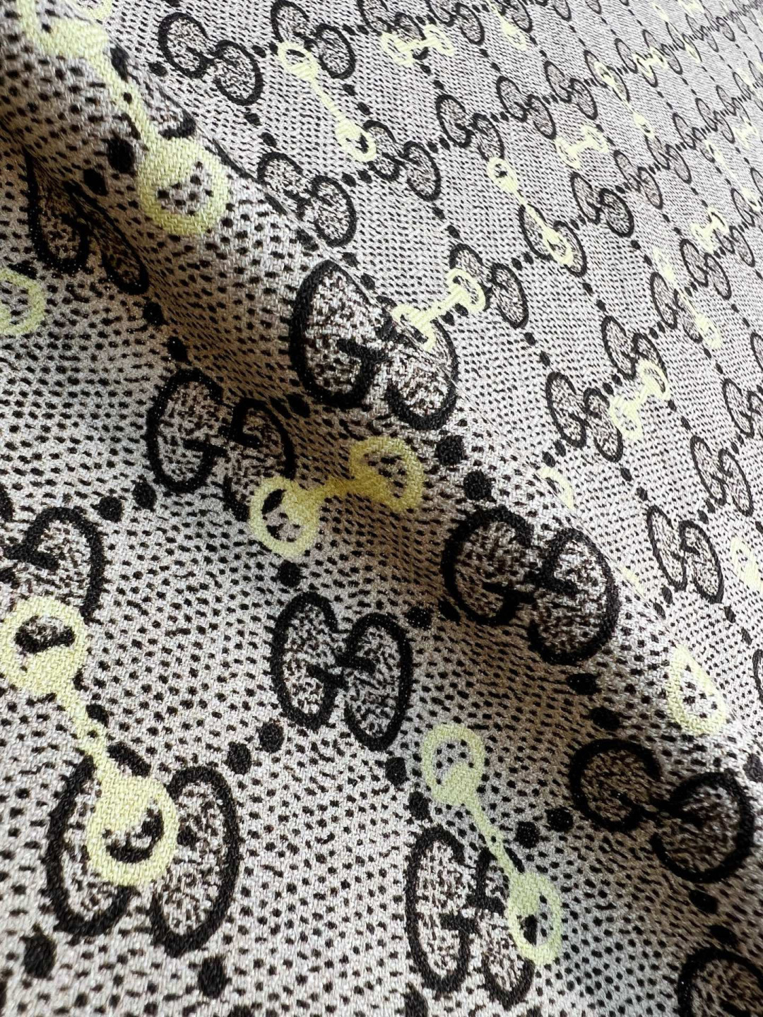 Gucci ~140双面同色披肩手工卷边山羊绒和真丝混纺披肩（70%山羊毛、30%桑蚕丝）。这款迷人的1