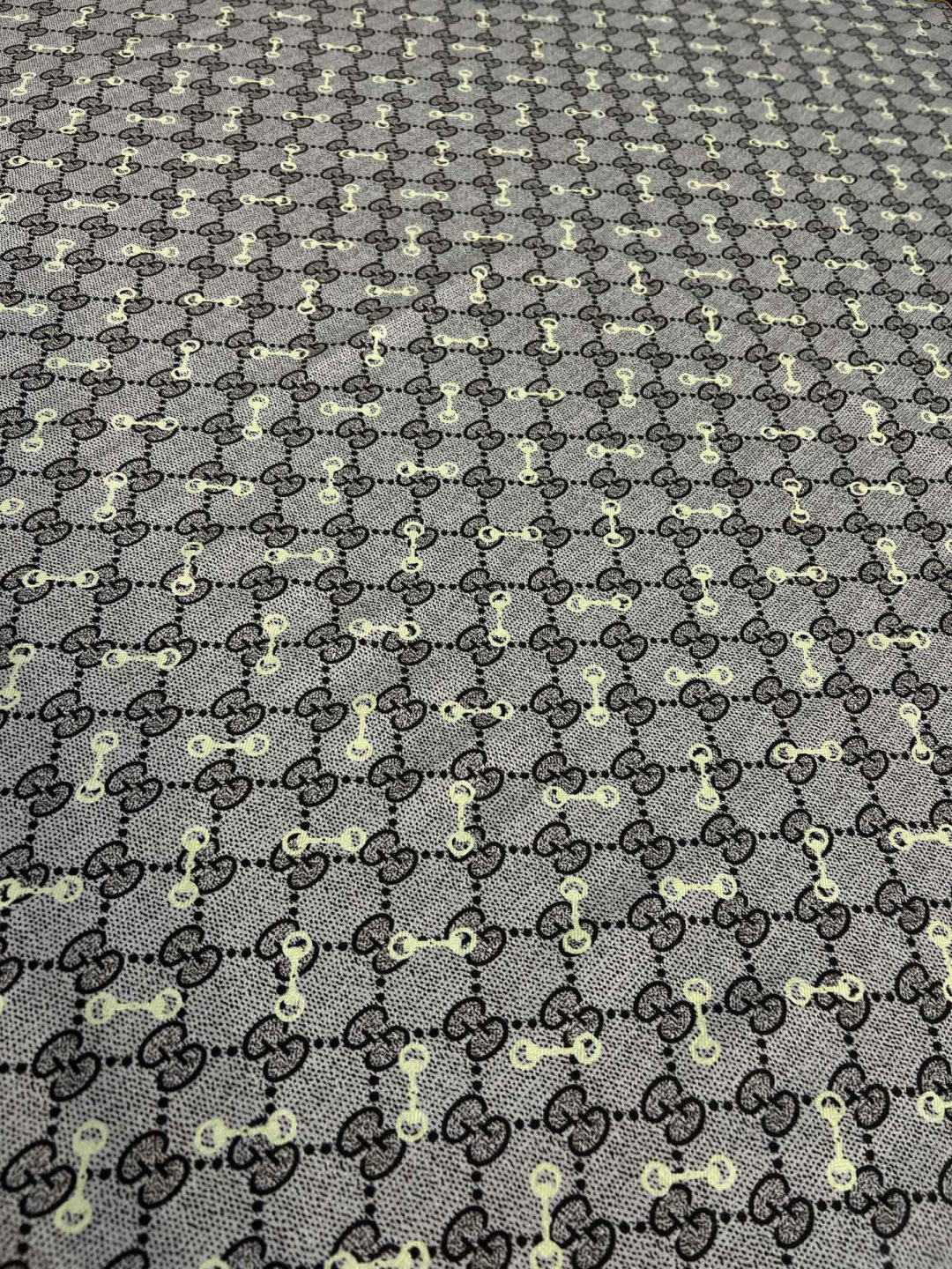 Gucci ~140双面同色披肩手工卷边山羊绒和真丝混纺披肩（70%山羊毛、30%桑蚕丝）。这款迷人的1