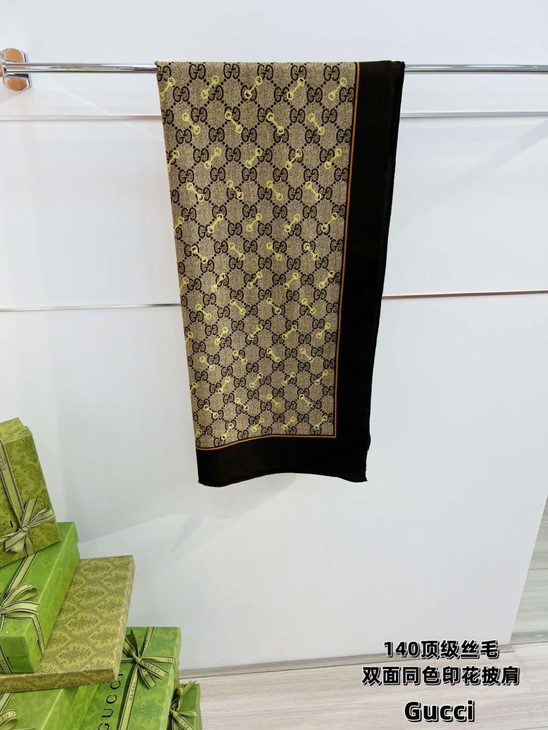 Gucci ~140双面同色披肩手工卷边山羊绒和真丝混纺披肩（70%山羊毛、30%桑蚕丝）。这款迷人的1
