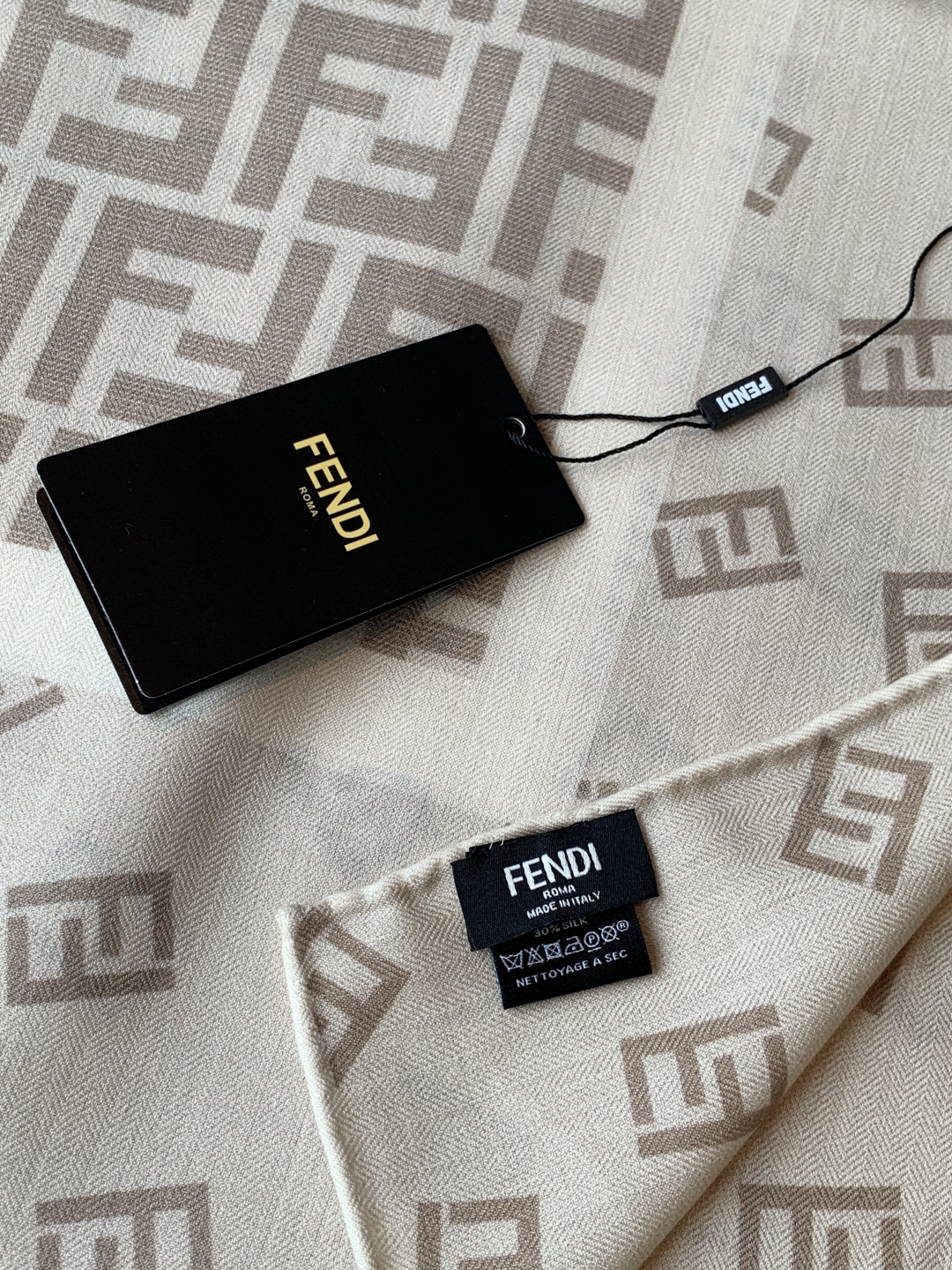 经典双F logo 遍布整条围巾丝绒材质 保暖性和手感都还不错哦秋冬必入 百搭款1962年，F公司聘用著