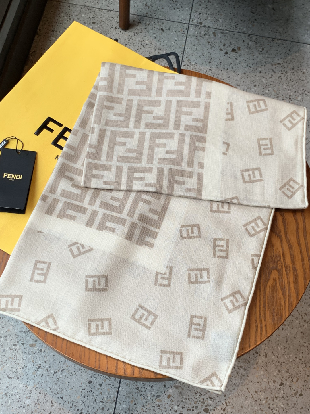 经典双F logo 遍布整条围巾丝绒材质 保暖性和手感都还不错哦秋冬必入 百搭款1962年，F公司聘用著