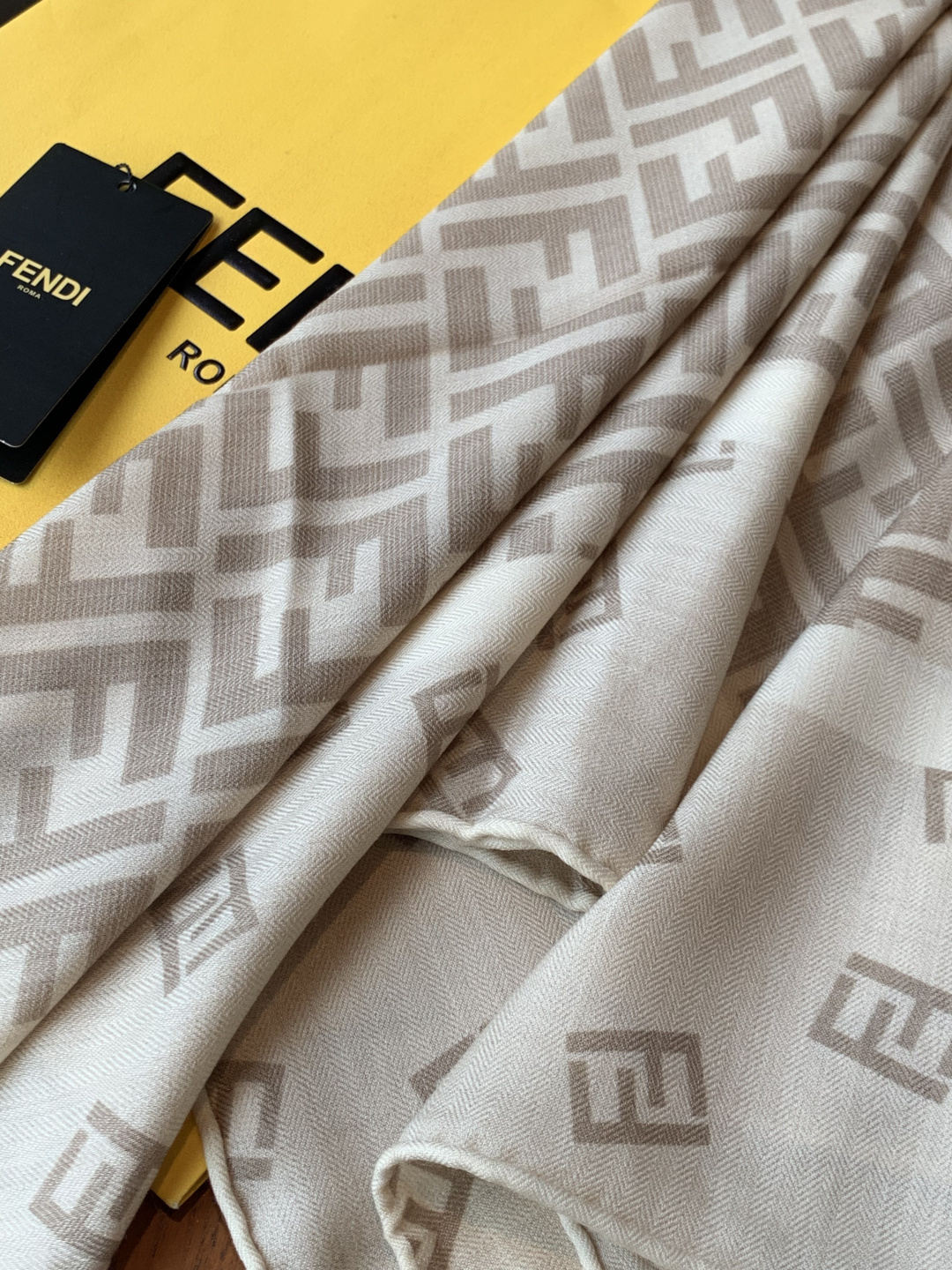 经典双F logo 遍布整条围巾丝绒材质 保暖性和手感都还不错哦秋冬必入 百搭款1962年，F公司聘用著