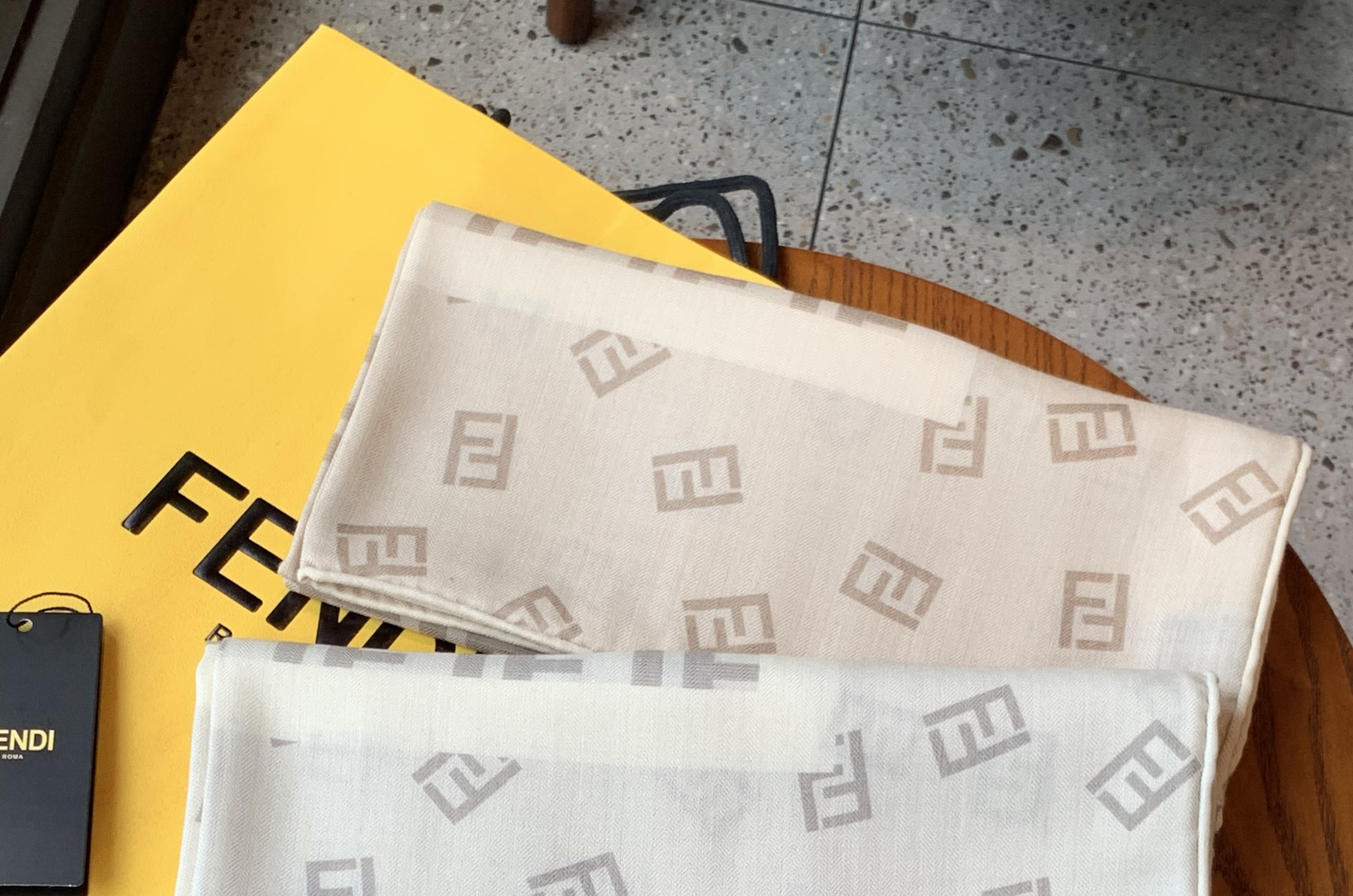 经典双F logo 遍布整条围巾丝绒材质 保暖性和手感都还不错哦秋冬必入 百搭款1962年，F公司聘用著