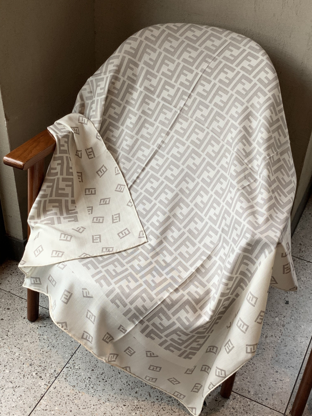 经典双F logo 遍布整条围巾丝绒材质 保暖性和手感都还不错哦秋冬必入 百搭款1962年，F公司聘用著