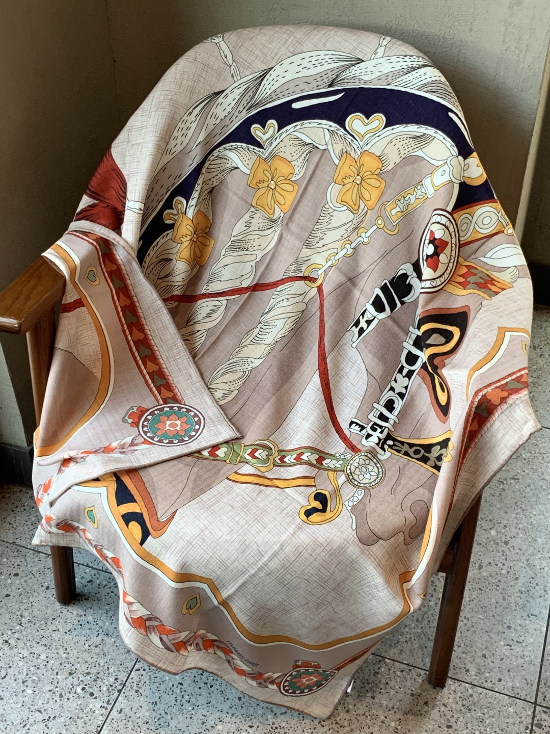 羊绒新款🆕👏👏买了都说好看‼️推荐💕爱马仕双面同色羊绒方巾【双面同色140】，顶级工艺超值‼️爱马仕专柜