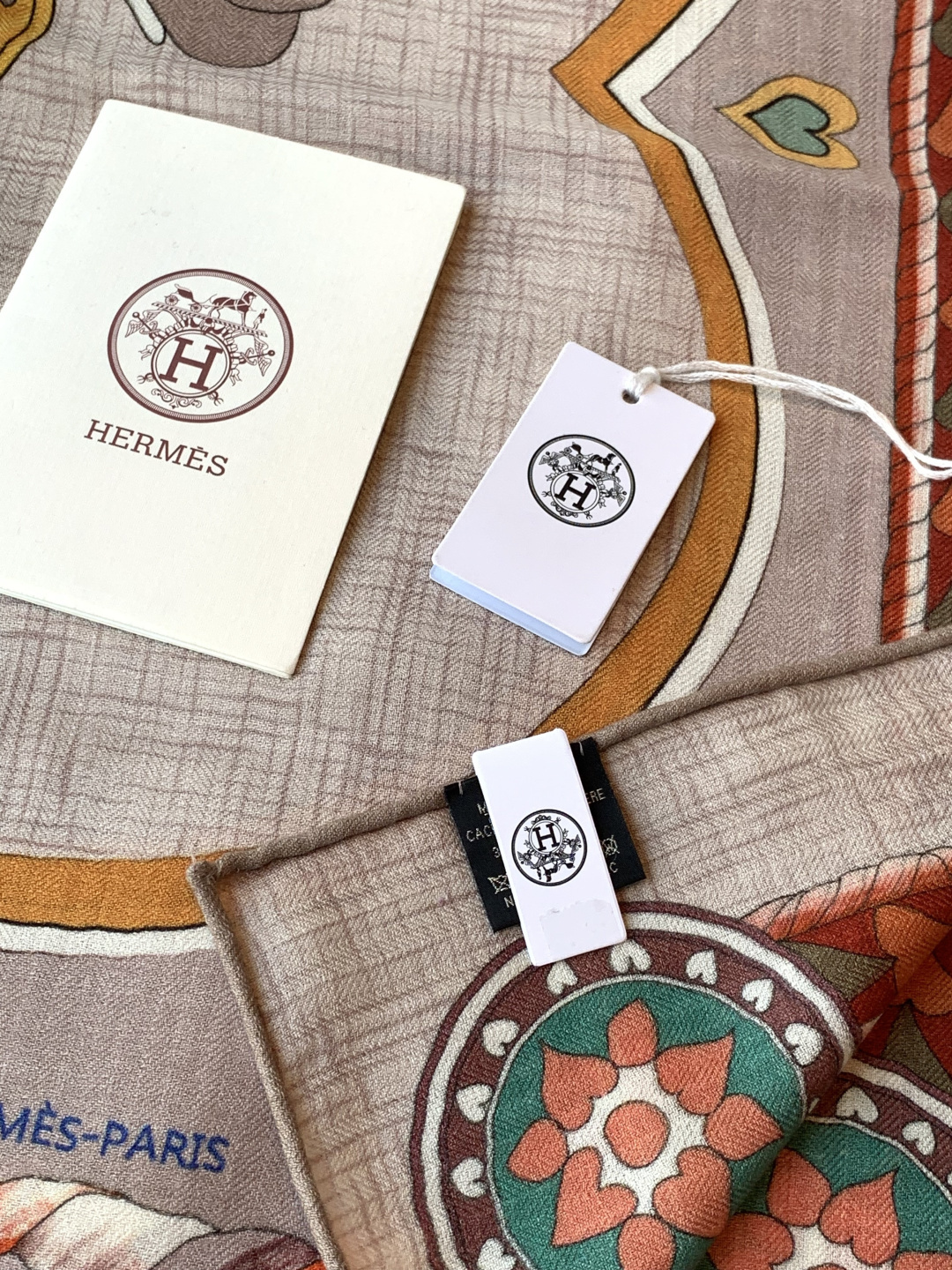 羊绒新款🆕👏👏买了都说好看‼️推荐💕爱马仕双面同色羊绒方巾【双面同色140】，顶级工艺超值‼️爱马仕专柜