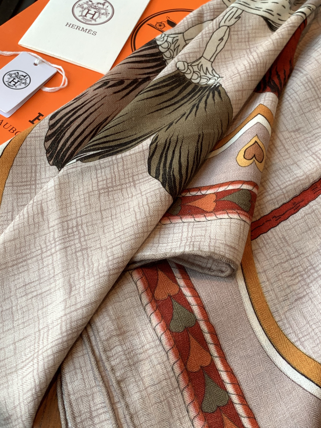 羊绒新款🆕👏👏买了都说好看‼️推荐💕爱马仕双面同色羊绒方巾【双面同色140】，顶级工艺超值‼️爱马仕专柜