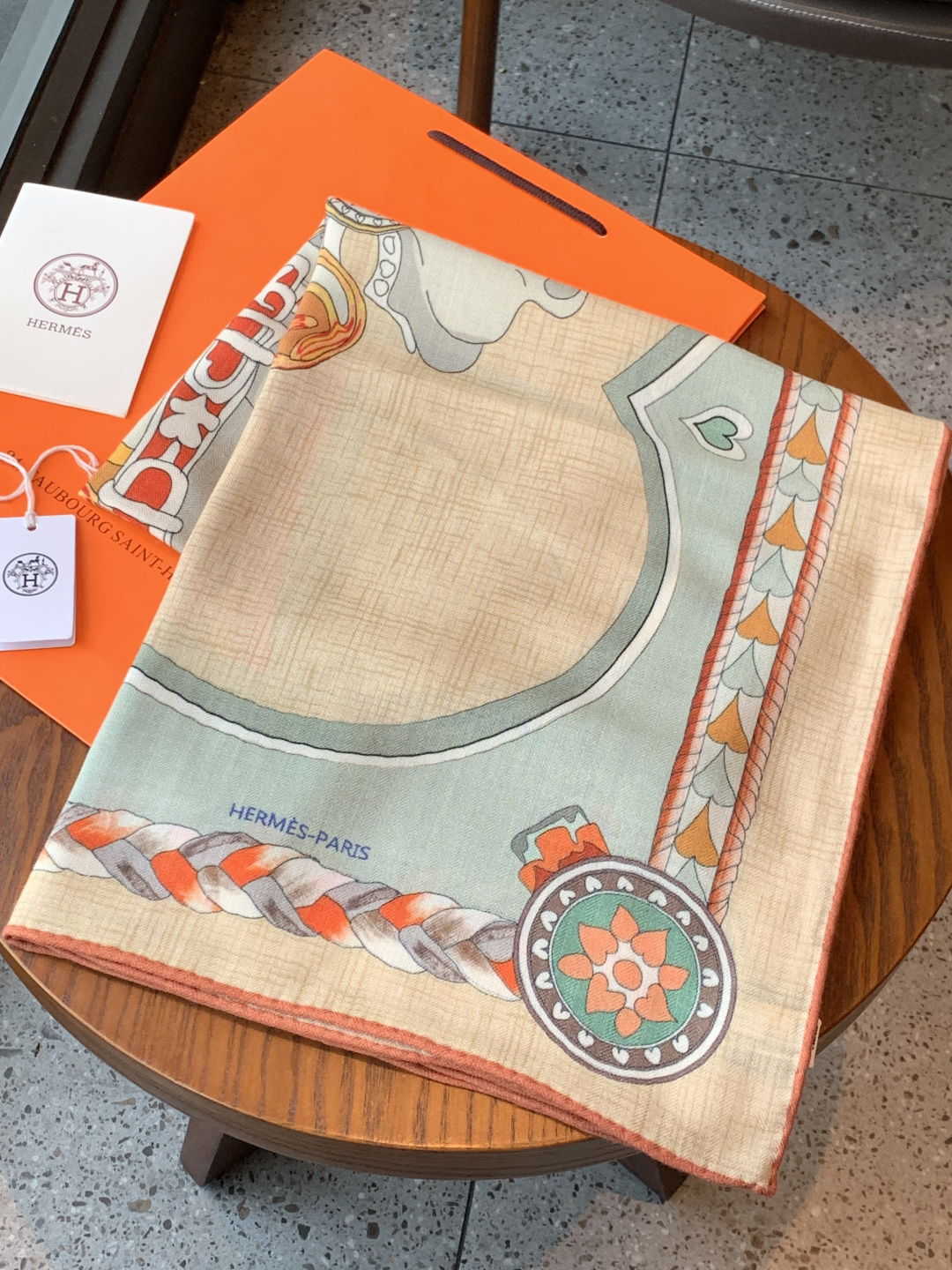 羊绒新款🆕👏👏买了都说好看‼️推荐💕爱马仕双面同色羊绒方巾【双面同色140】，顶级工艺超值‼️爱马仕专柜