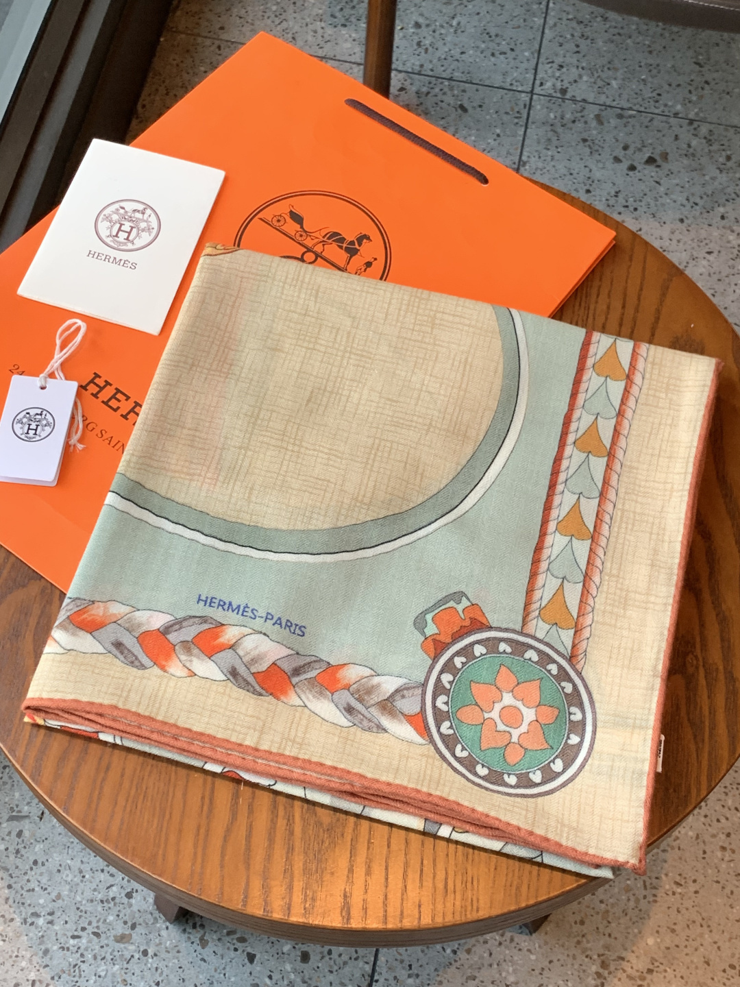 羊绒新款🆕👏👏买了都说好看‼️推荐💕爱马仕双面同色羊绒方巾【双面同色140】，顶级工艺超值‼️爱马仕专柜