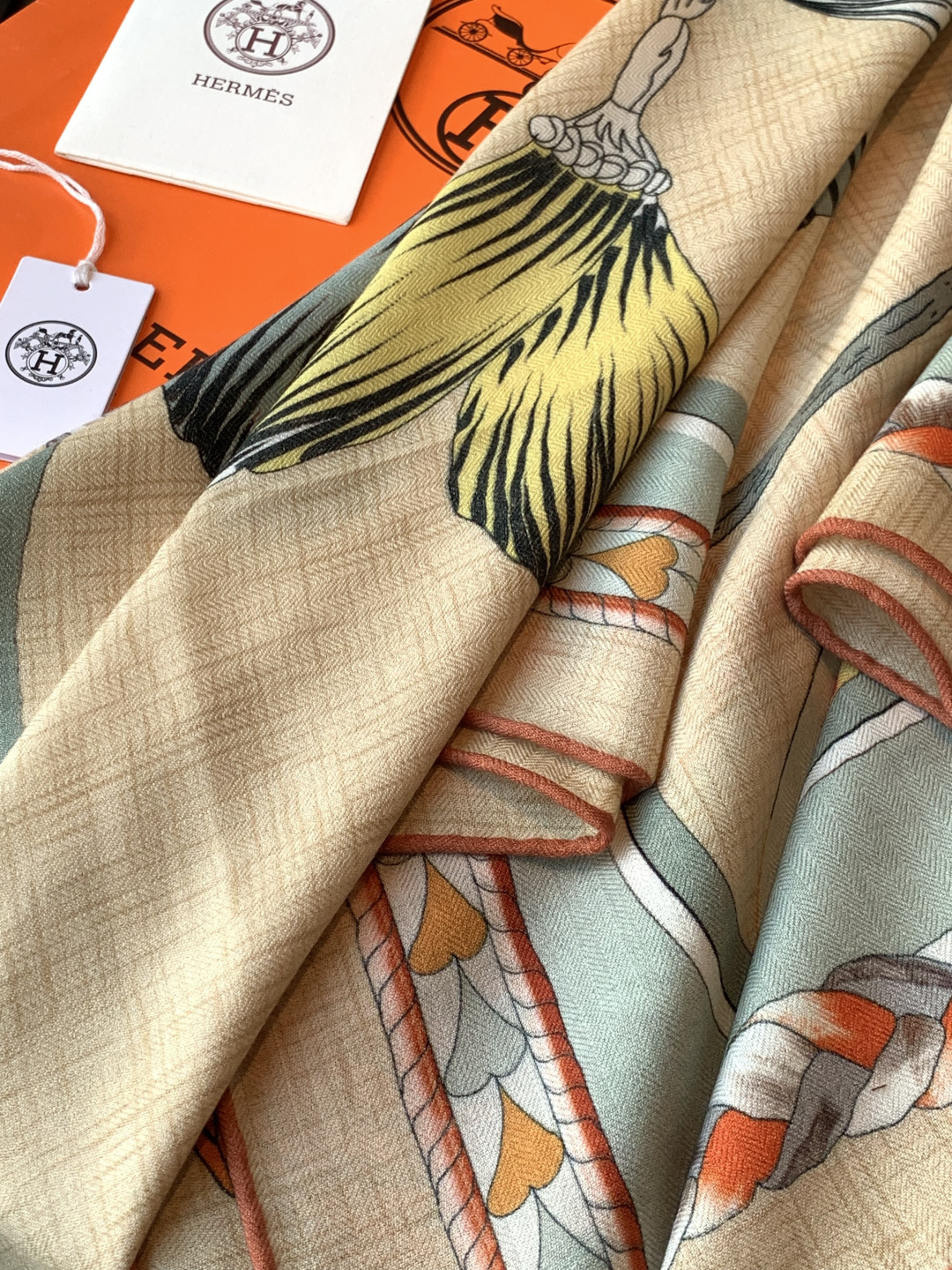 羊绒新款🆕👏👏买了都说好看‼️推荐💕爱马仕双面同色羊绒方巾【双面同色140】，顶级工艺超值‼️爱马仕专柜