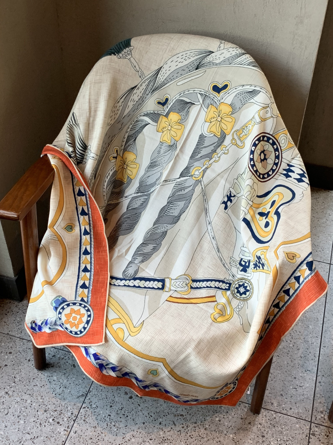 羊绒新款🆕👏👏买了都说好看‼️推荐💕爱马仕双面同色羊绒方巾【双面同色140】，顶级工艺超值‼️爱马仕专柜