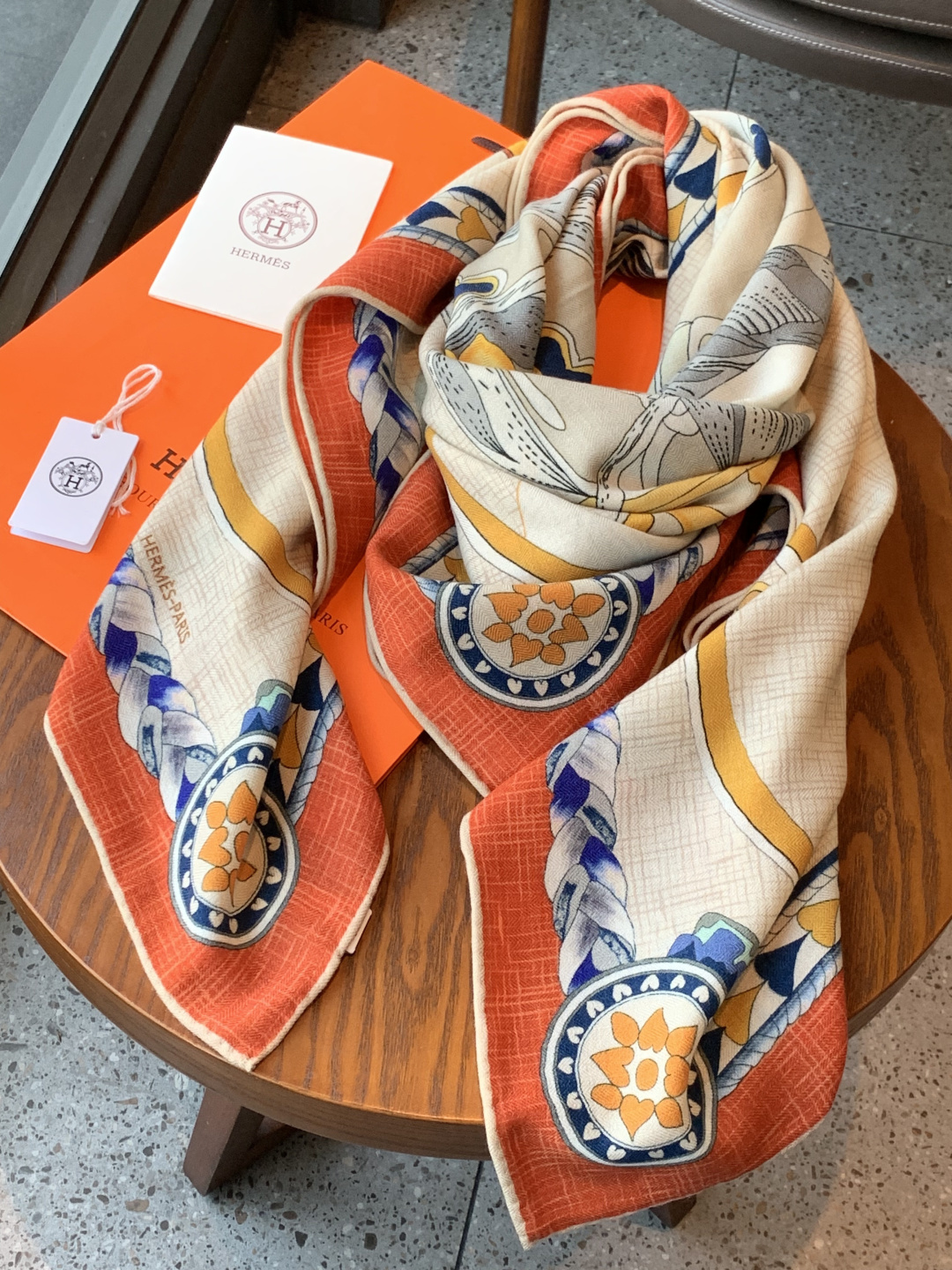 羊绒新款🆕👏👏买了都说好看‼️推荐💕爱马仕双面同色羊绒方巾【双面同色140】，顶级工艺超值‼️爱马仕专柜