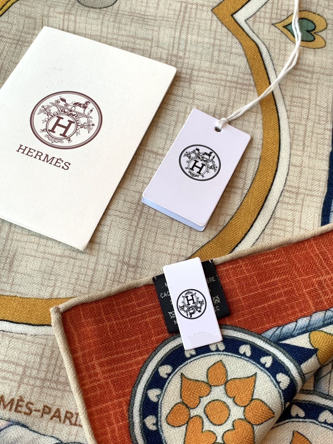 羊绒新款🆕👏👏买了都说好看‼️推荐💕爱马仕双面同色羊绒方巾【双面同色140】，顶级工艺超值‼️爱马仕专柜