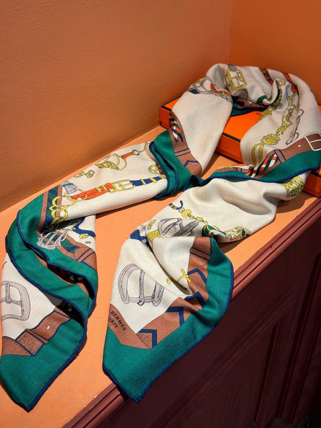 羊绒新款🆕👏👏买了都说好看‼️推荐💕爱马仕双面同色羊绒方巾【跃动的马儿双面同色140】，顶级工艺超值‼️