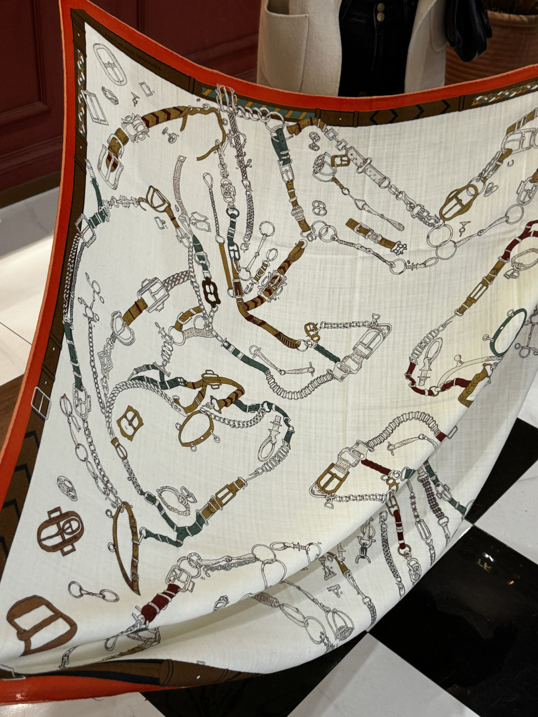 羊绒新款🆕👏👏买了都说好看‼️推荐💕爱马仕双面同色羊绒方巾【跃动的马儿双面同色140】，顶级工艺超值‼️