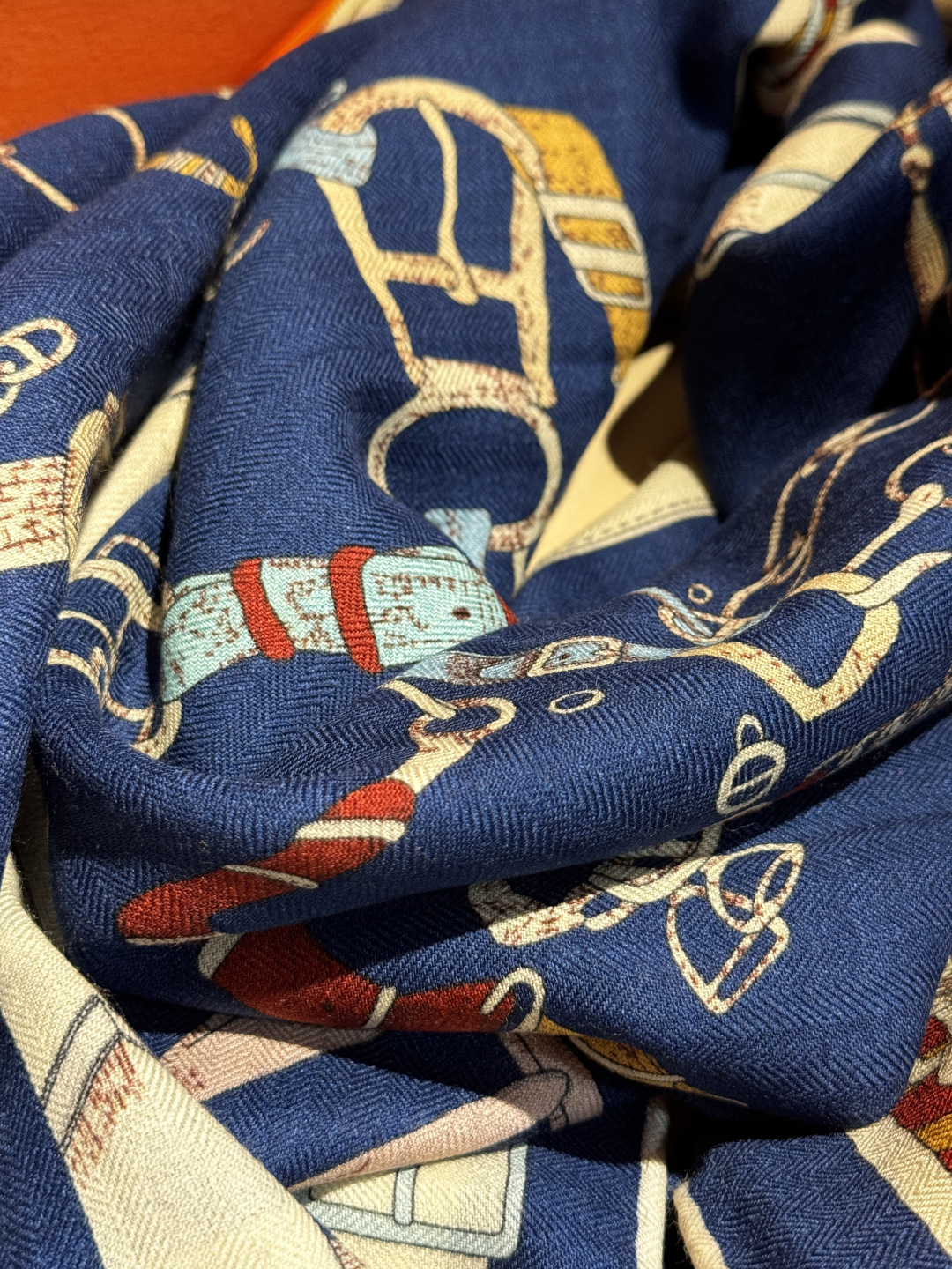 羊绒新款🆕👏👏买了都说好看‼️推荐💕爱马仕双面同色羊绒方巾【跃动的马儿双面同色140】，顶级工艺超值‼️